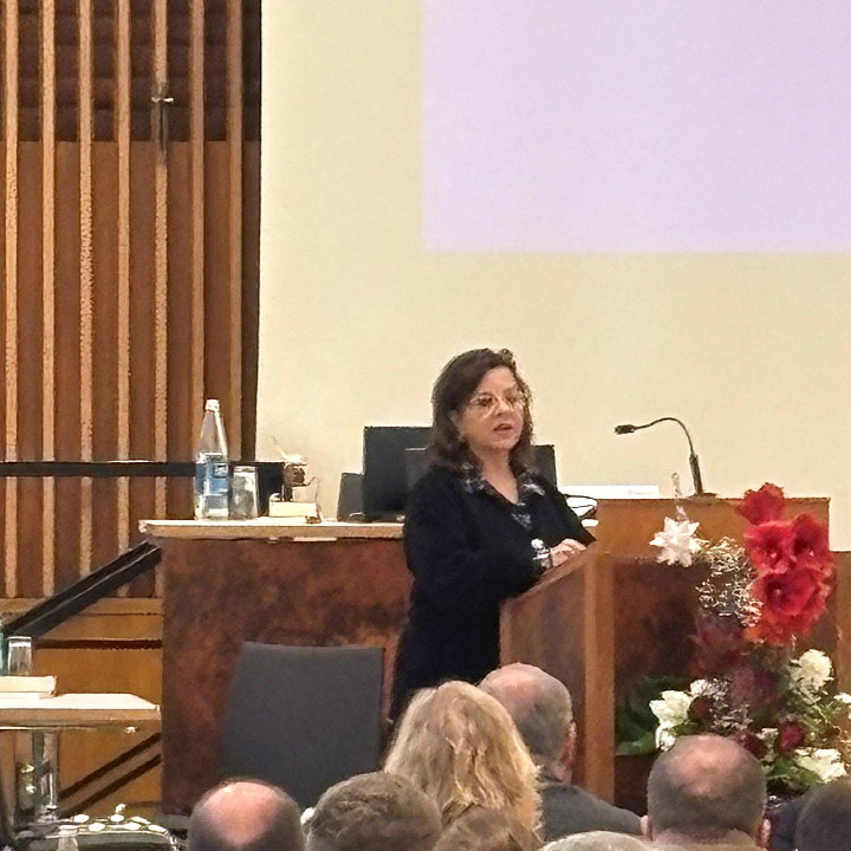 Hiam Abu-Dayeh Hiam Abu-Dayeh am Rednerpult vor der Synode