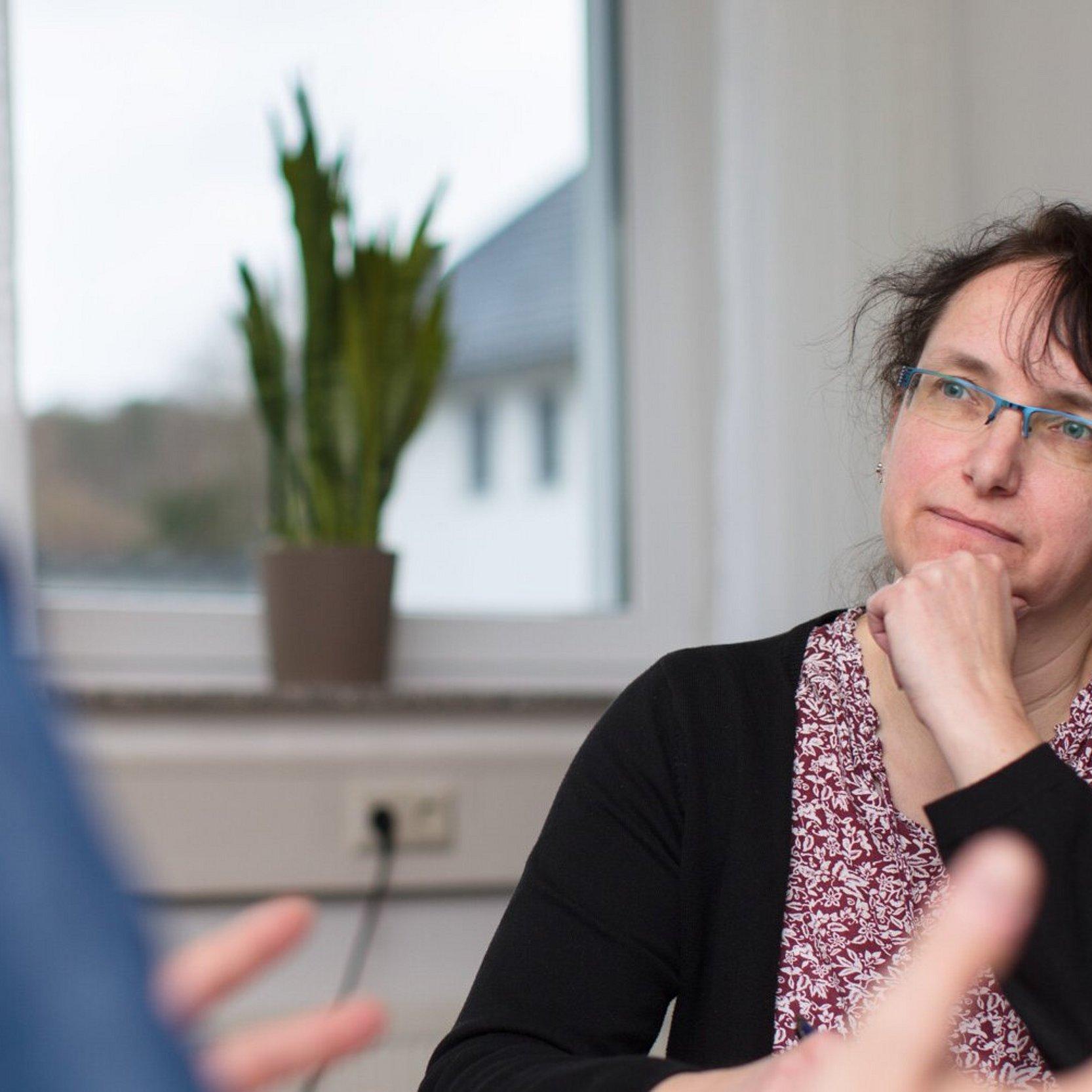 Mann erklärt Beraterin sein Problem