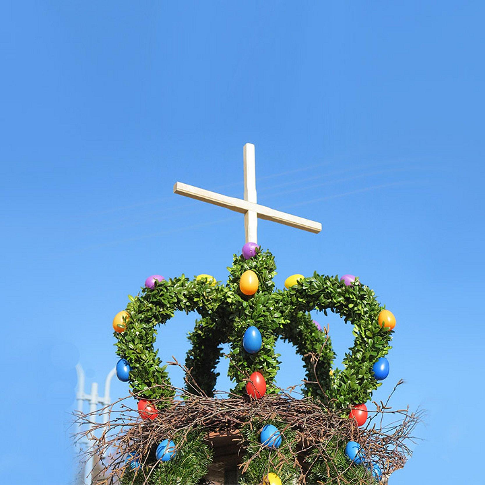 Krone eines Osterbrunnens Krone eines Osterbrunnens mit bunten Eiern