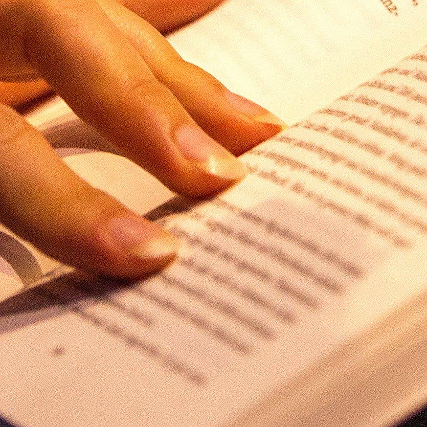 Buch Hand auf einem Buch