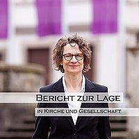 Christiane Tietz Kirchenpräsidentin vor der Kirchenverwaltung, davor die Schrift: Bericht zur Lage in Kirche und Gesellschaft
