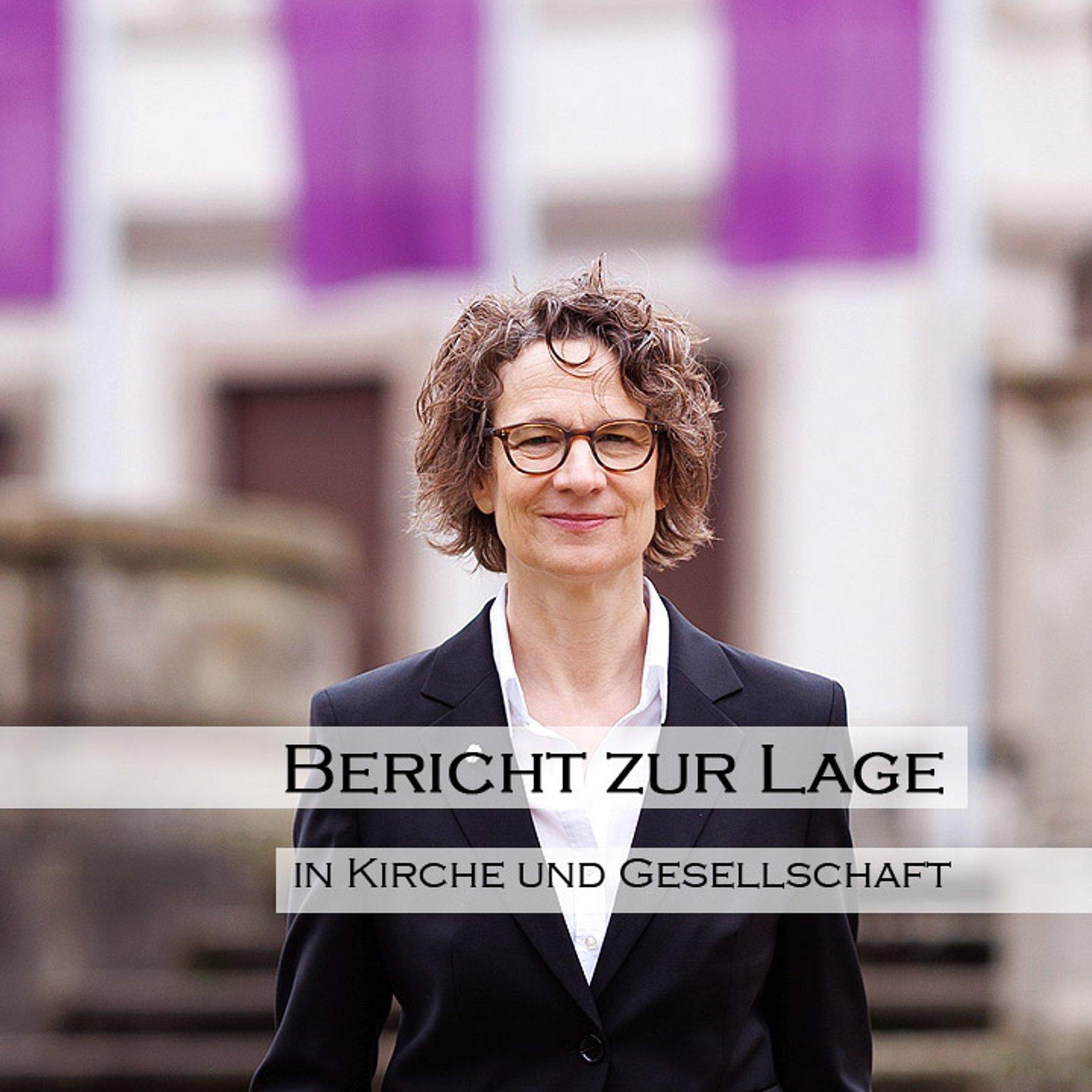 Christiane Tietz Kirchenpräsidentin vor der Kirchenverwaltung, davor die Schrift: Bericht zur Lage in Kirche und Gesellschaft