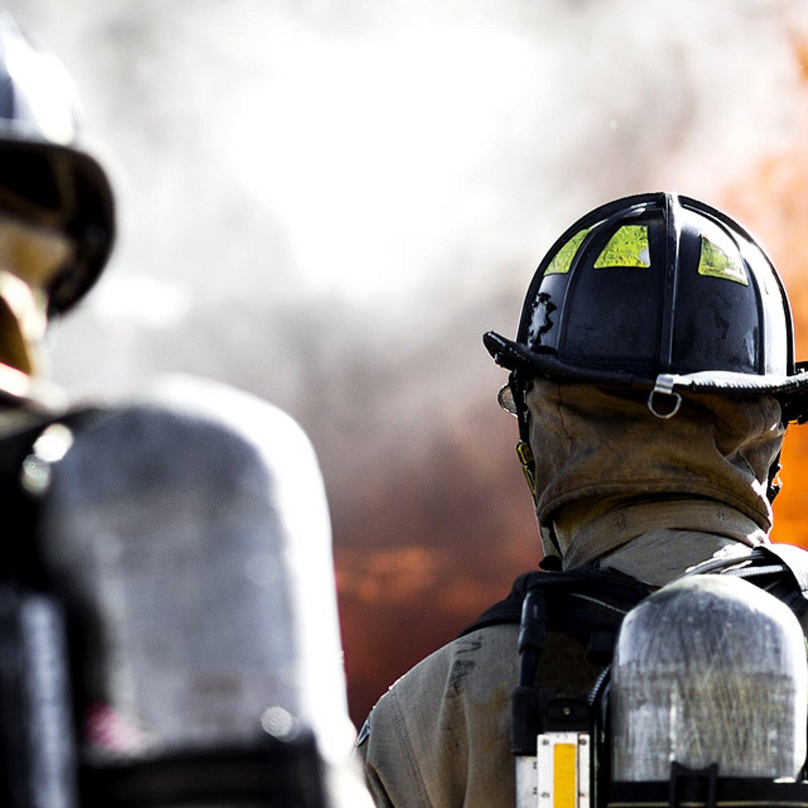 Feuerwehr Zwei Feuerwehrmänner