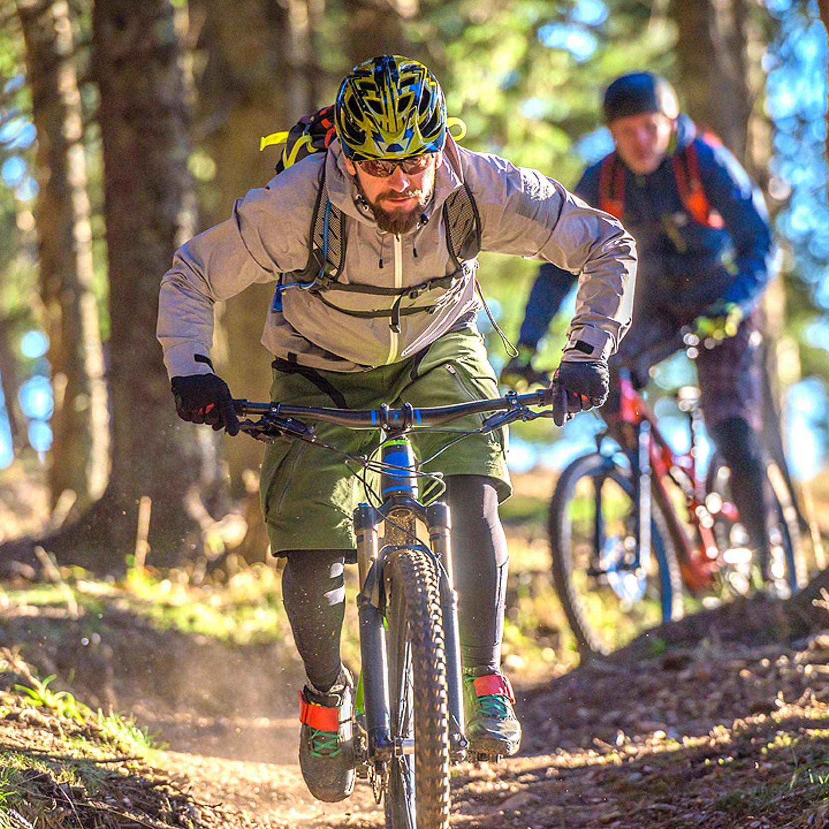 Männer beim Mountainbiken