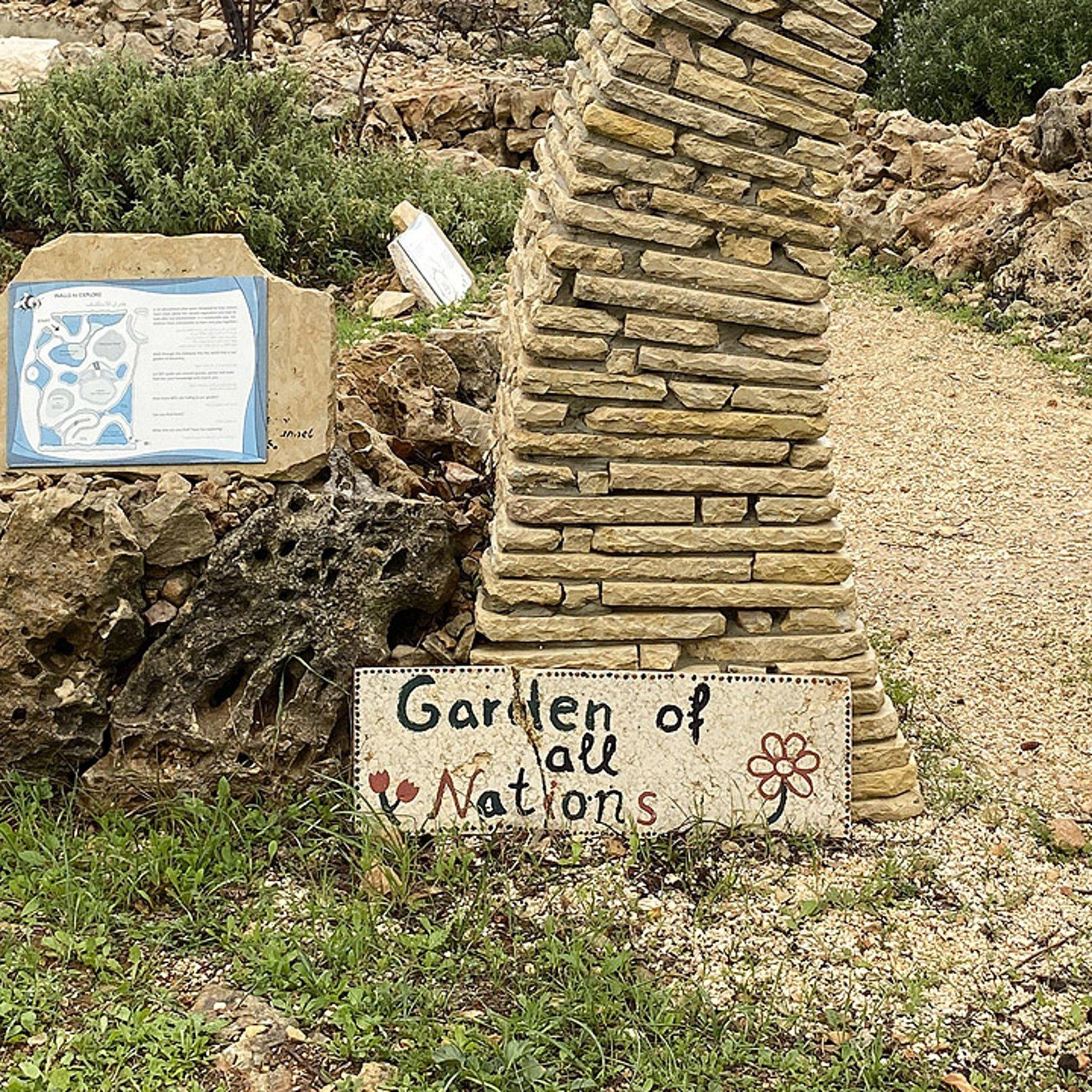 Garten Tor aus Ziegeln, das in einen Garten führt