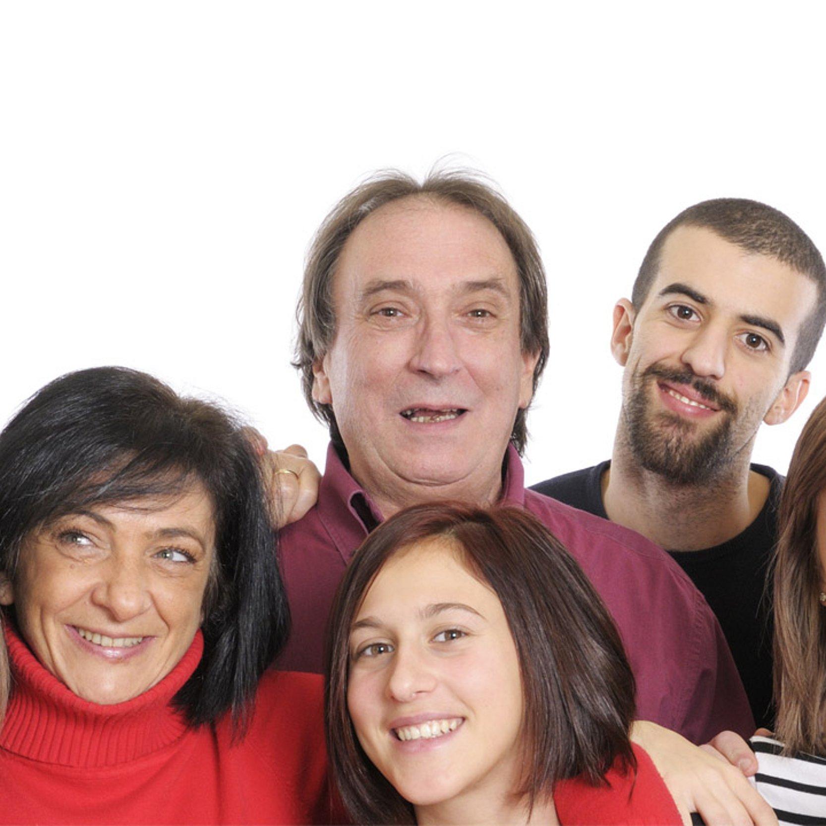 Engagierte Ein Gruppenbild mit gut gelaunten Menschen