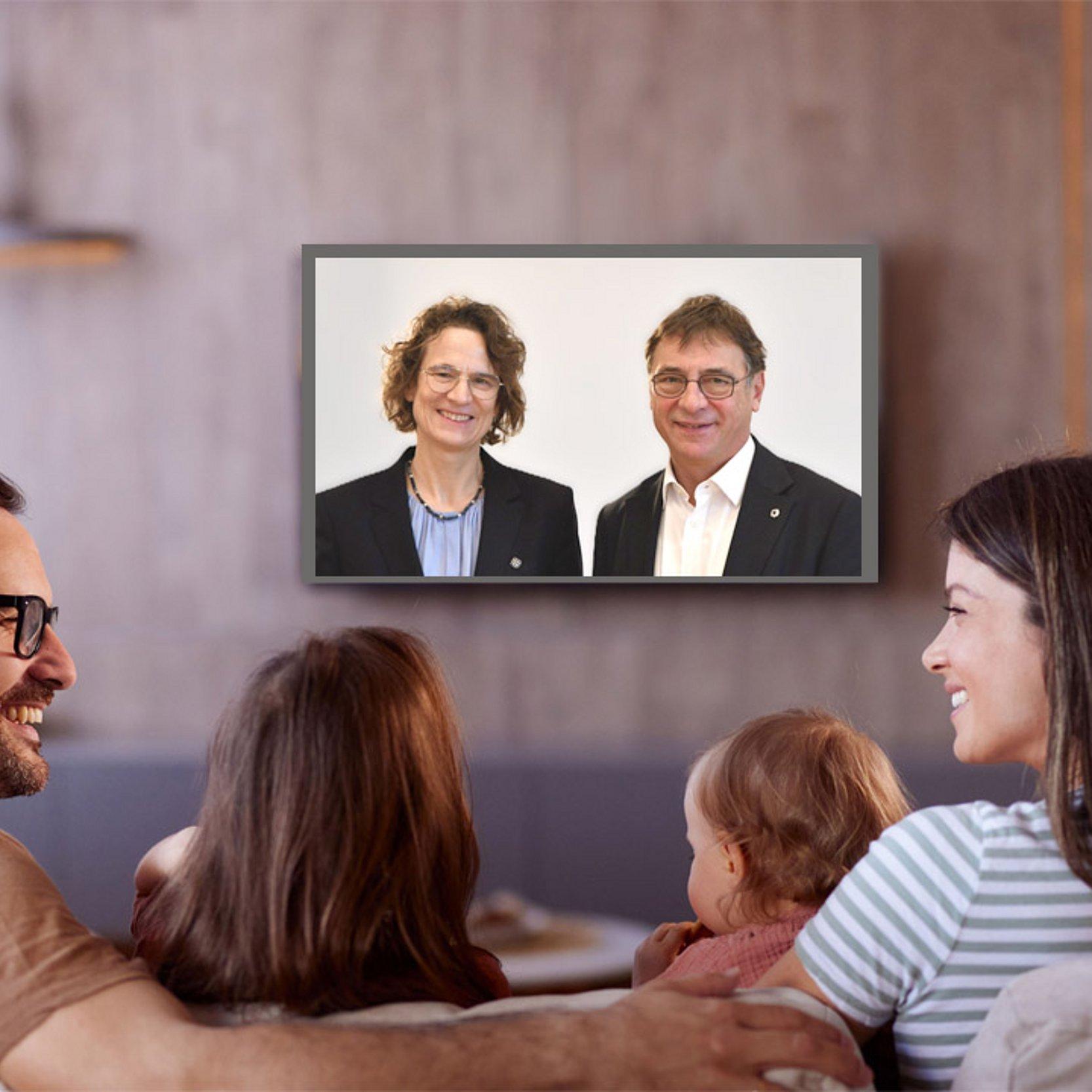 Amtswechsel im Fernsehen Eine Familie vor dem Fernsehbildschirm, auf dem Volker Jung und Christiane Tietz zu sehen sind