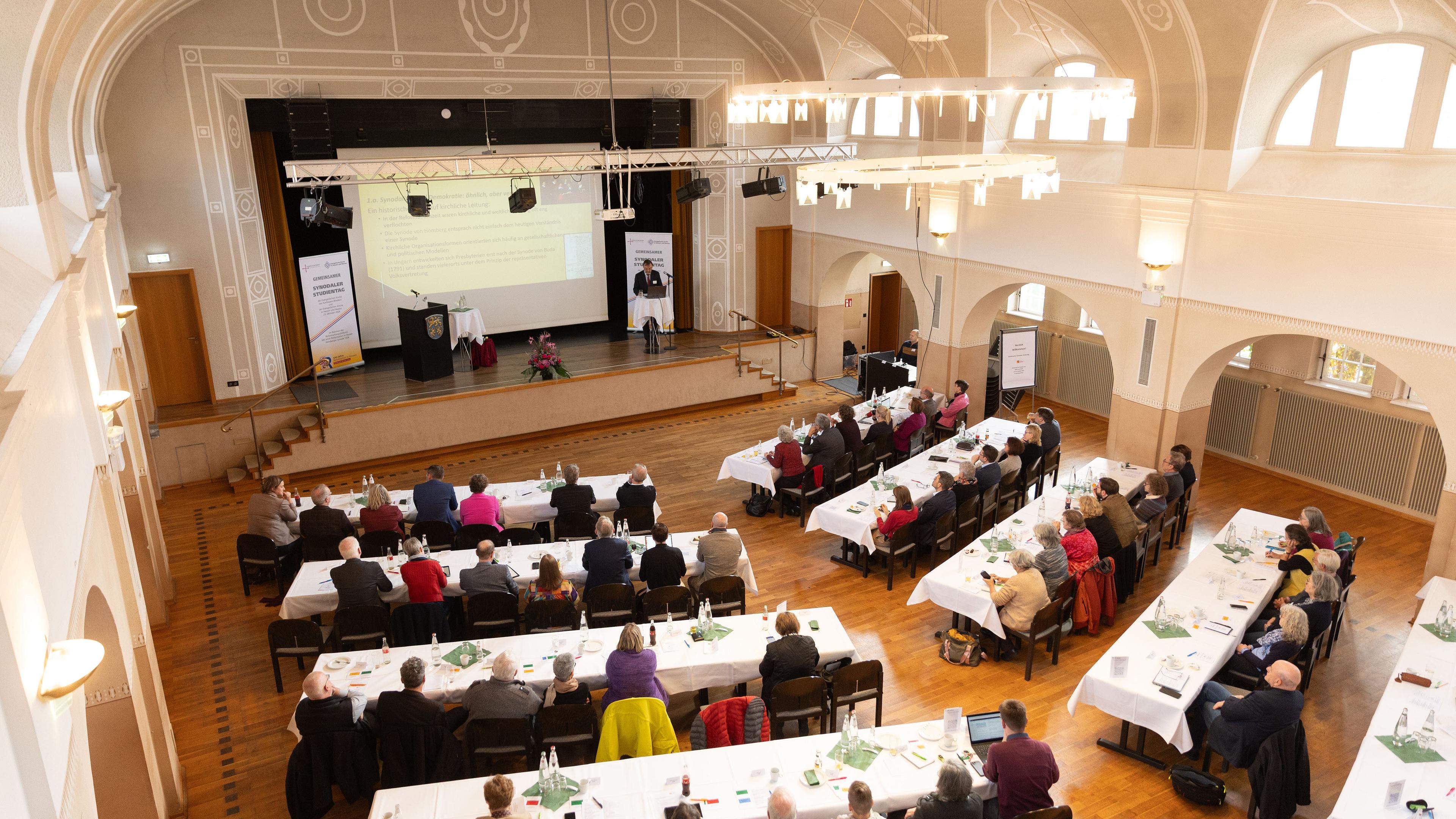 500 Jahre Homberger Synode - Stadthalle Blick in die Stadthalle