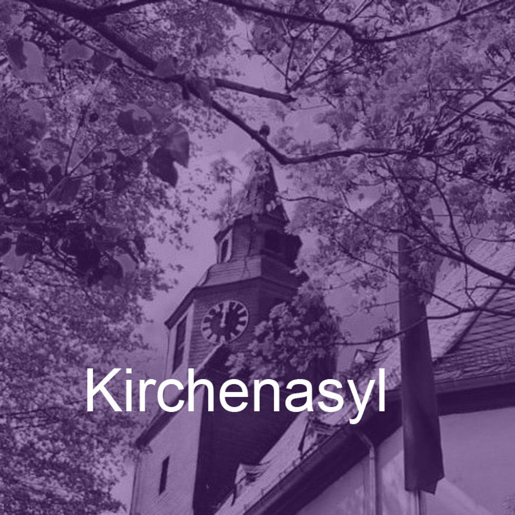 Kirchenasyl Kirche im Hintergrund, davor die Aufschrift „Kirchenasyl“