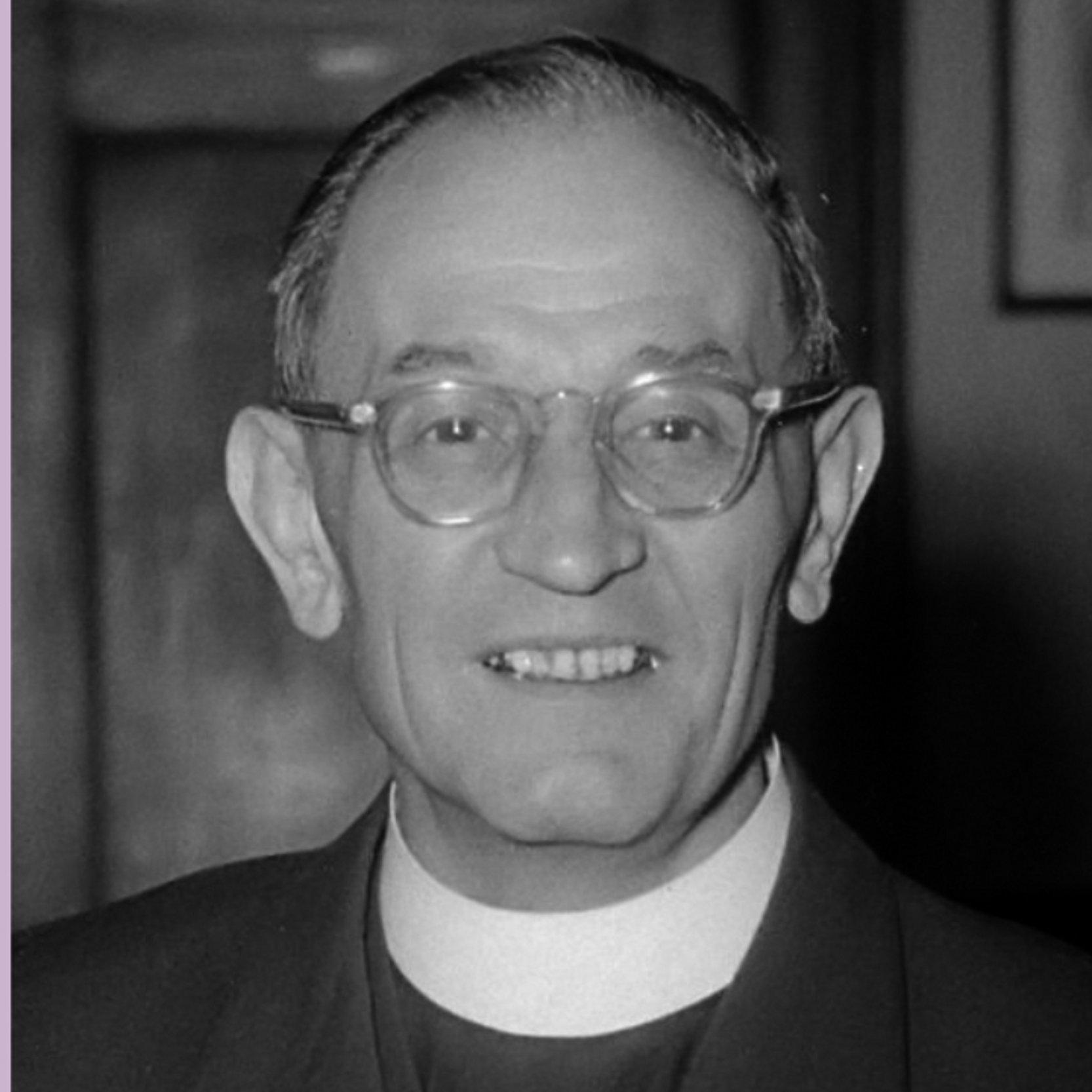 Martin Niemöller 1952 Martin Niemöller trägt Brille, einen weißen Pfarrerkragen und einen schwarzen Talar