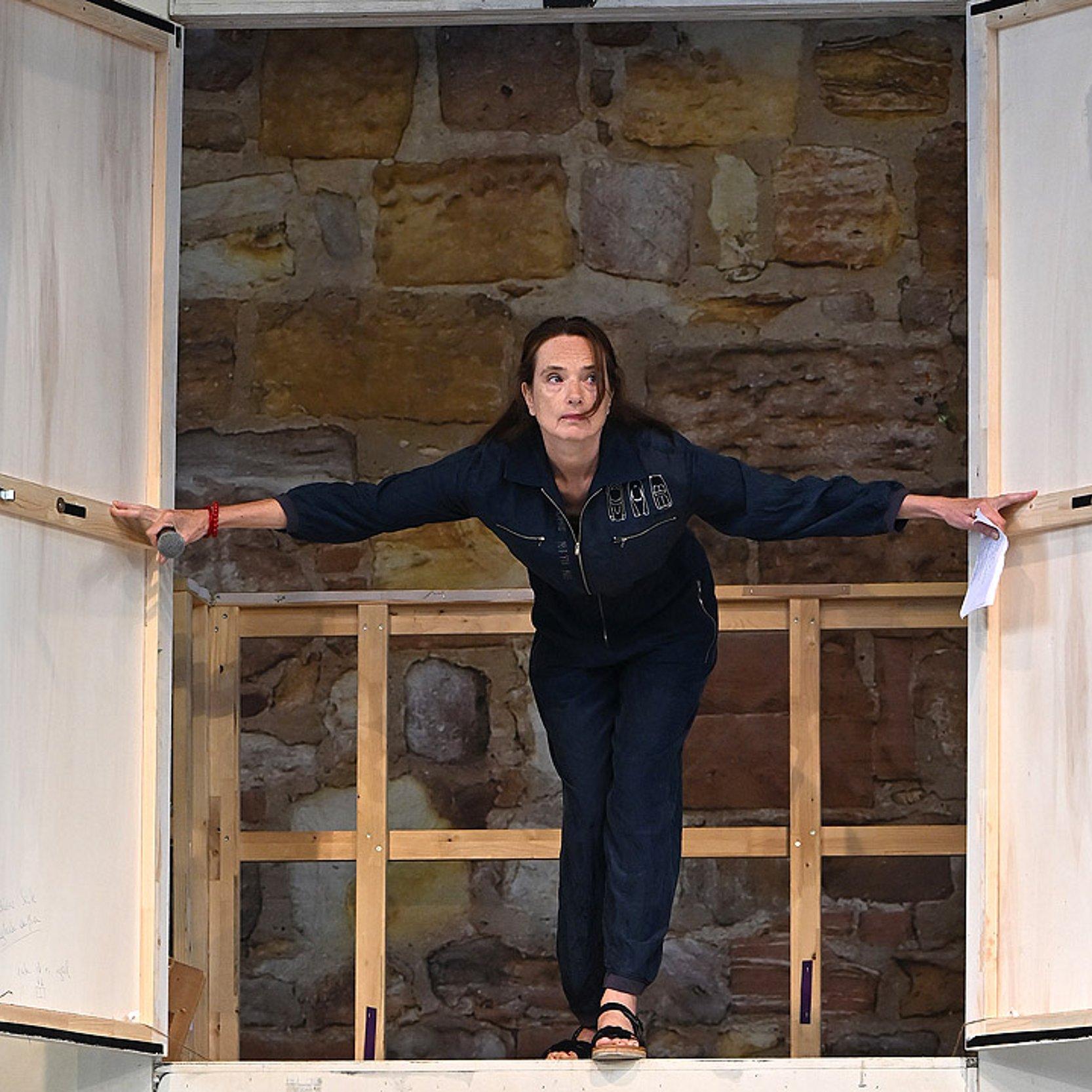 Theater Ein Schauspieler öffnete eine Tür ein einer überdimensionalen Uhr