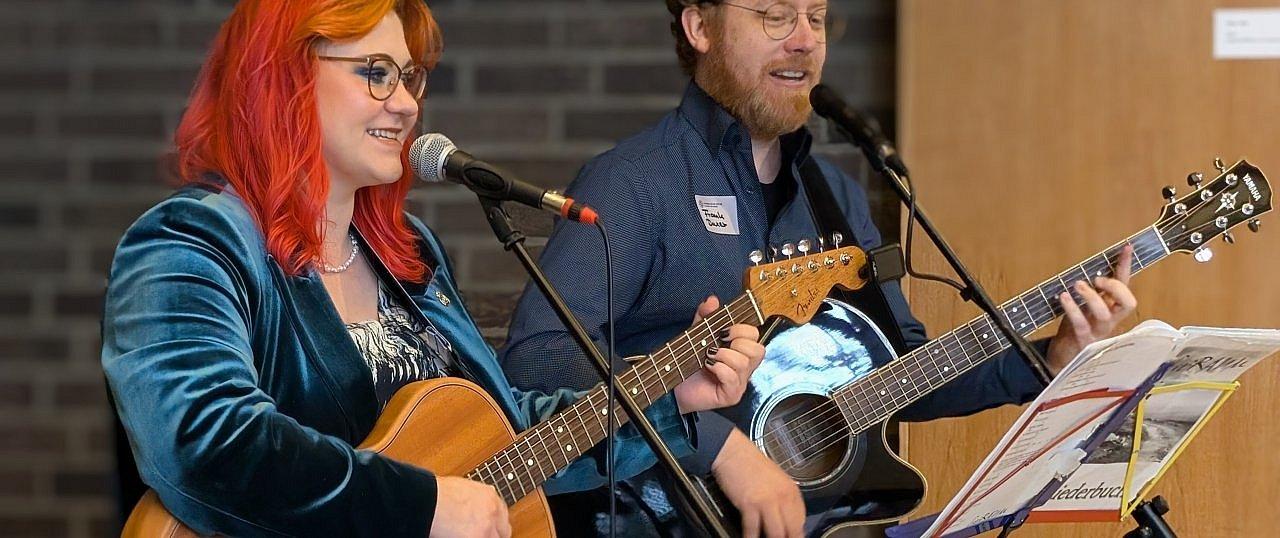 Gesamtkongress des Gemeindepädagogischen Dienstes 2025 Musik Frau und Mann jeweils mit Gitarre
