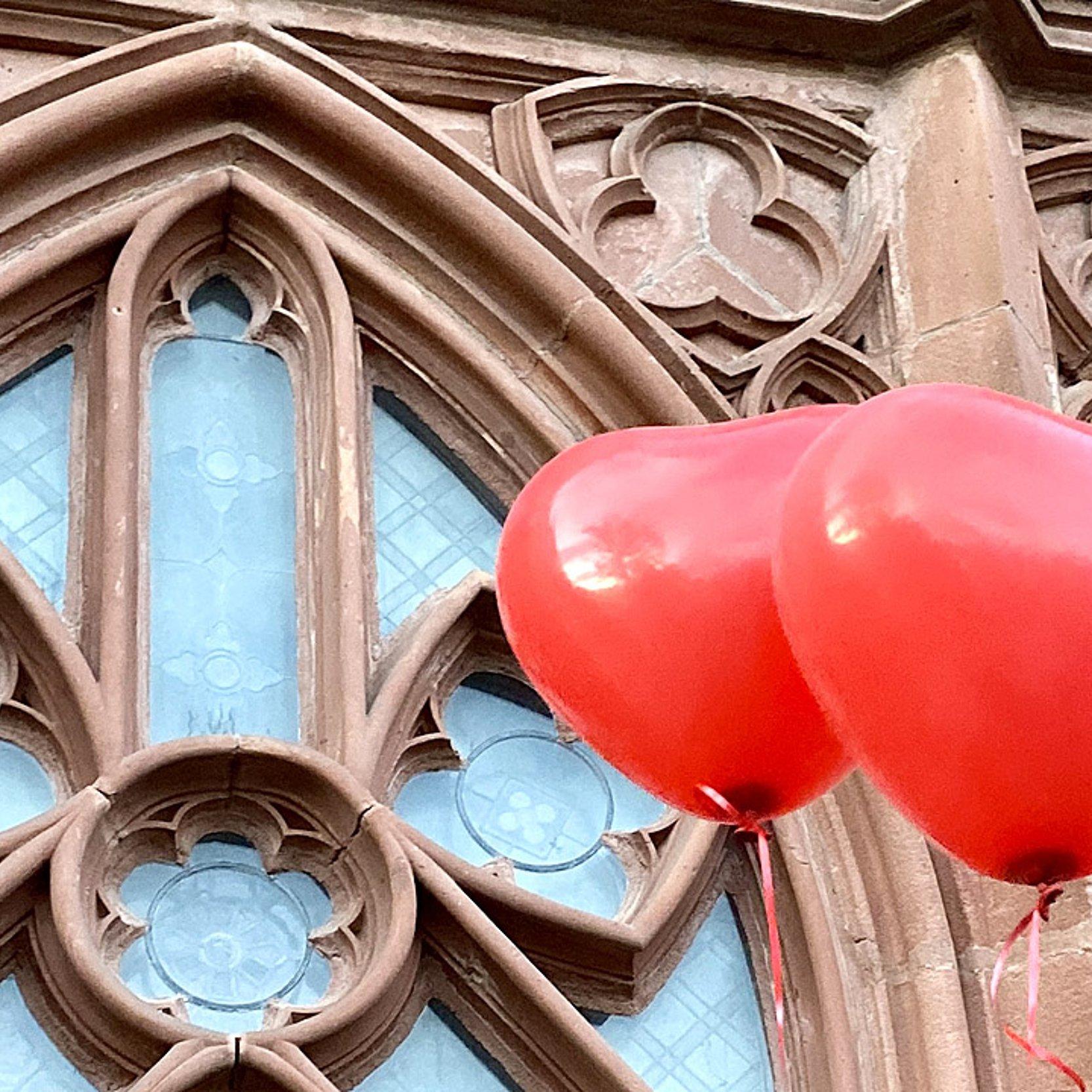 Luftballons in Herzform vor der Katharinenkirche in Oppenheim