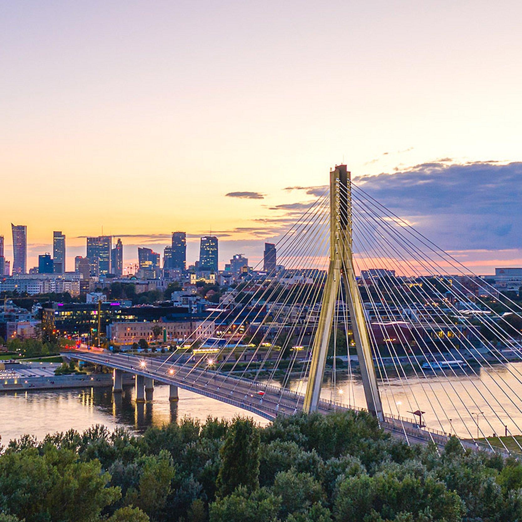 Brücke in Warschau Brücke vor Warschauer Skyline