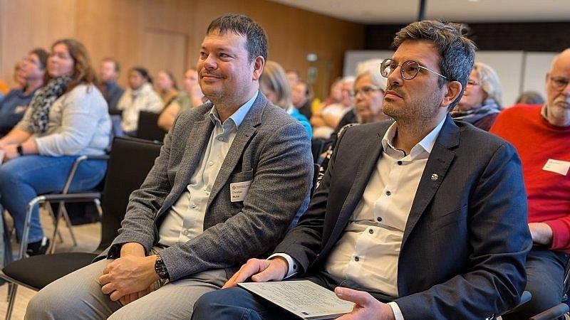Gemeindepädagogischer Kongress 2025 _Mulia_Witte-Karp Beide sitzen zuhörend im Plenum