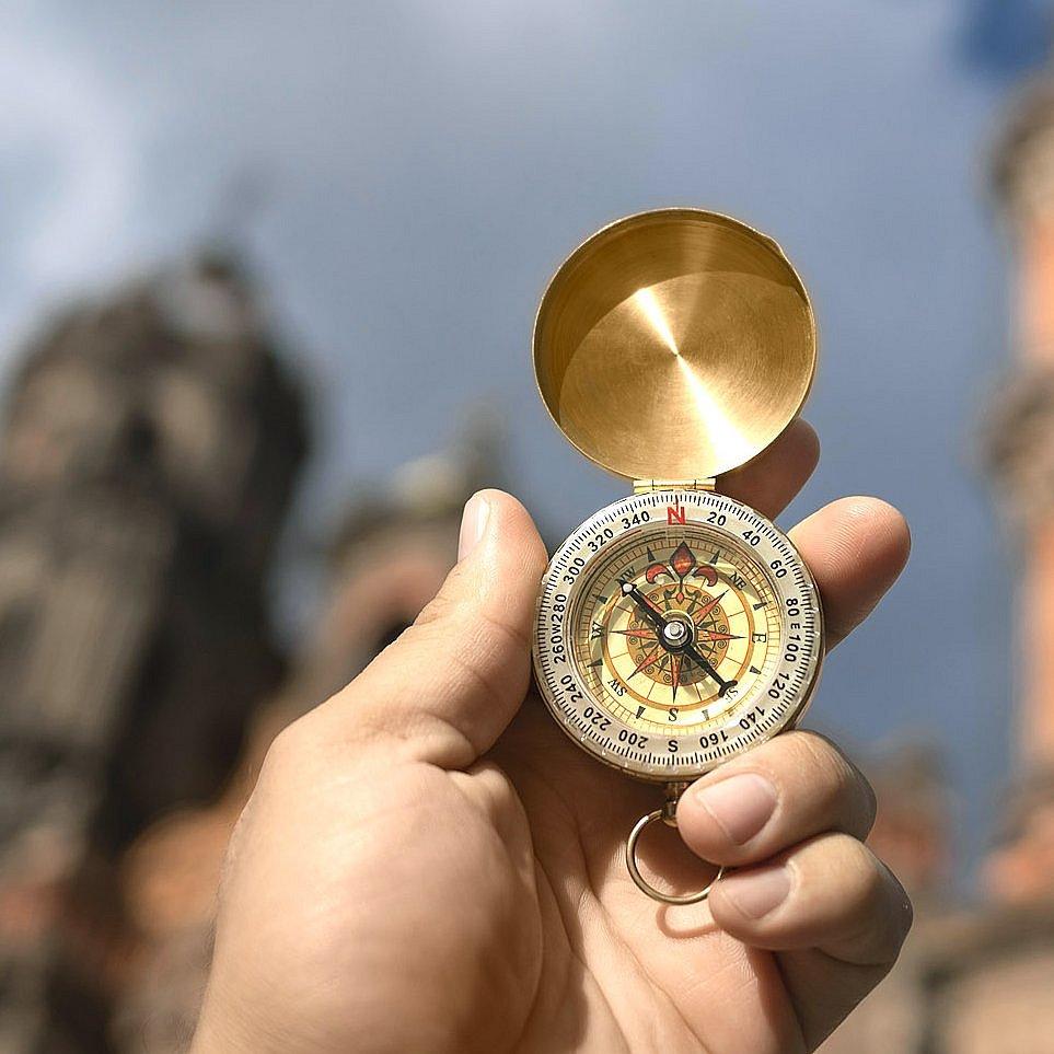 Orientierung Kompass vor Kirche