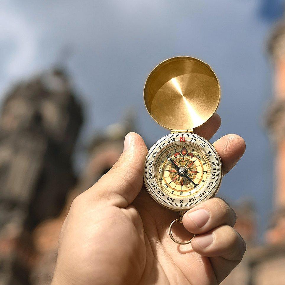 Orientierung Kompass vor Kirche
