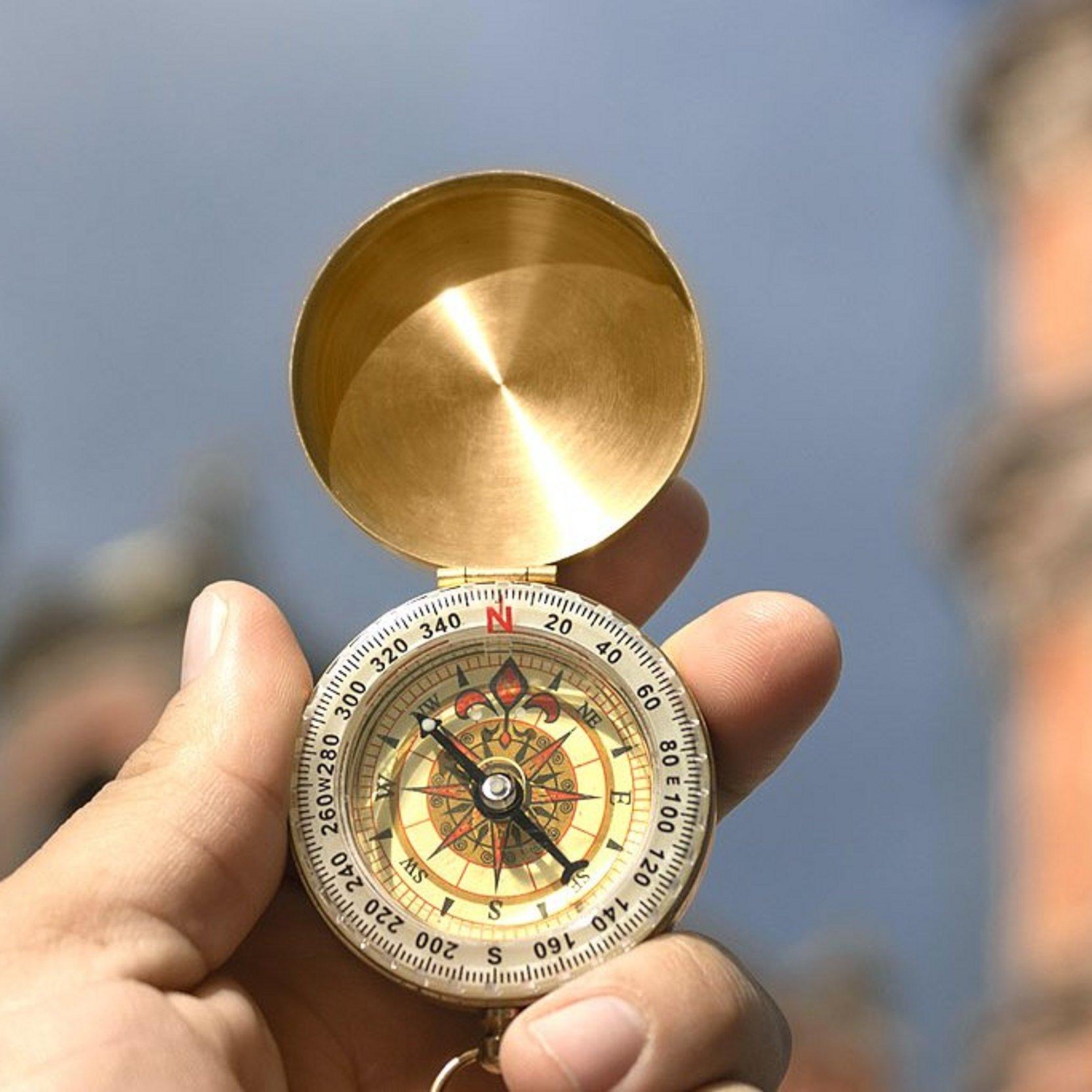 Kompass vor Kirche