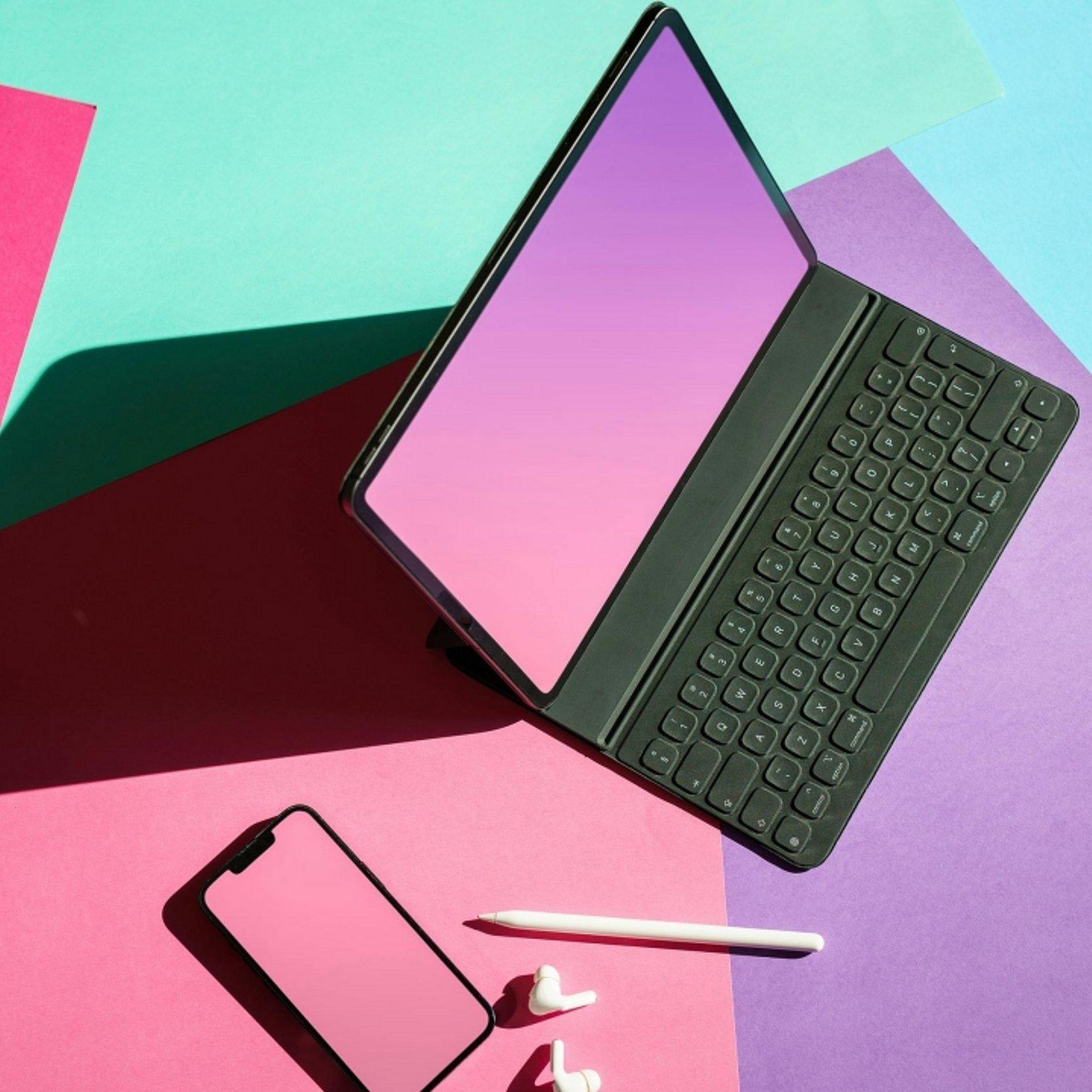 Notebook Smartphone Notebook und Smartphone auf farbigen Flächen