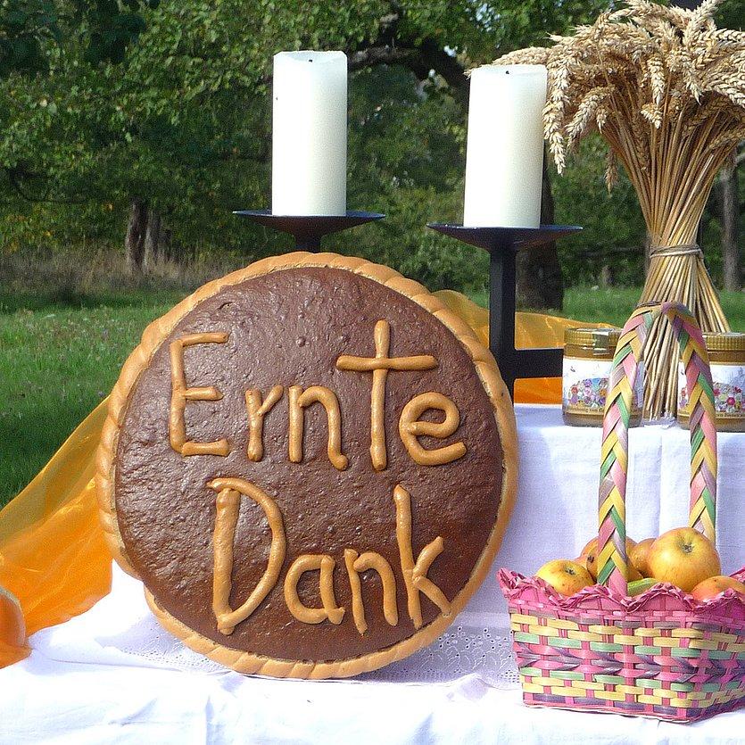 Erntedank Brot mit der Aufschrift "Erntedank" auf einem Altar