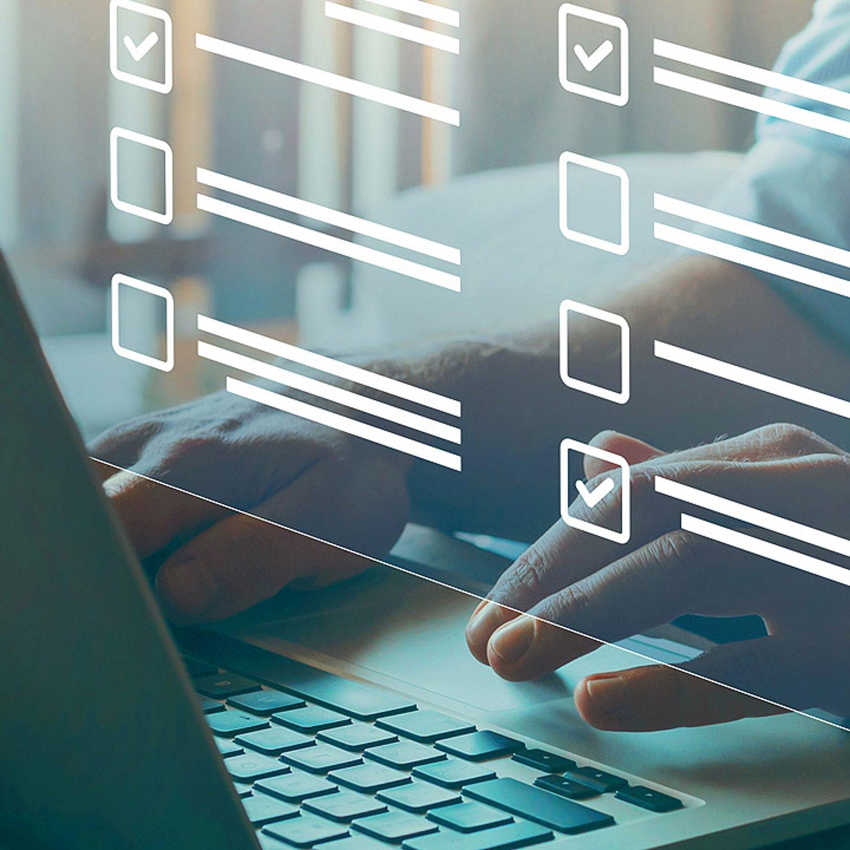 Online-Formular Mann tippt in seinen Laptop