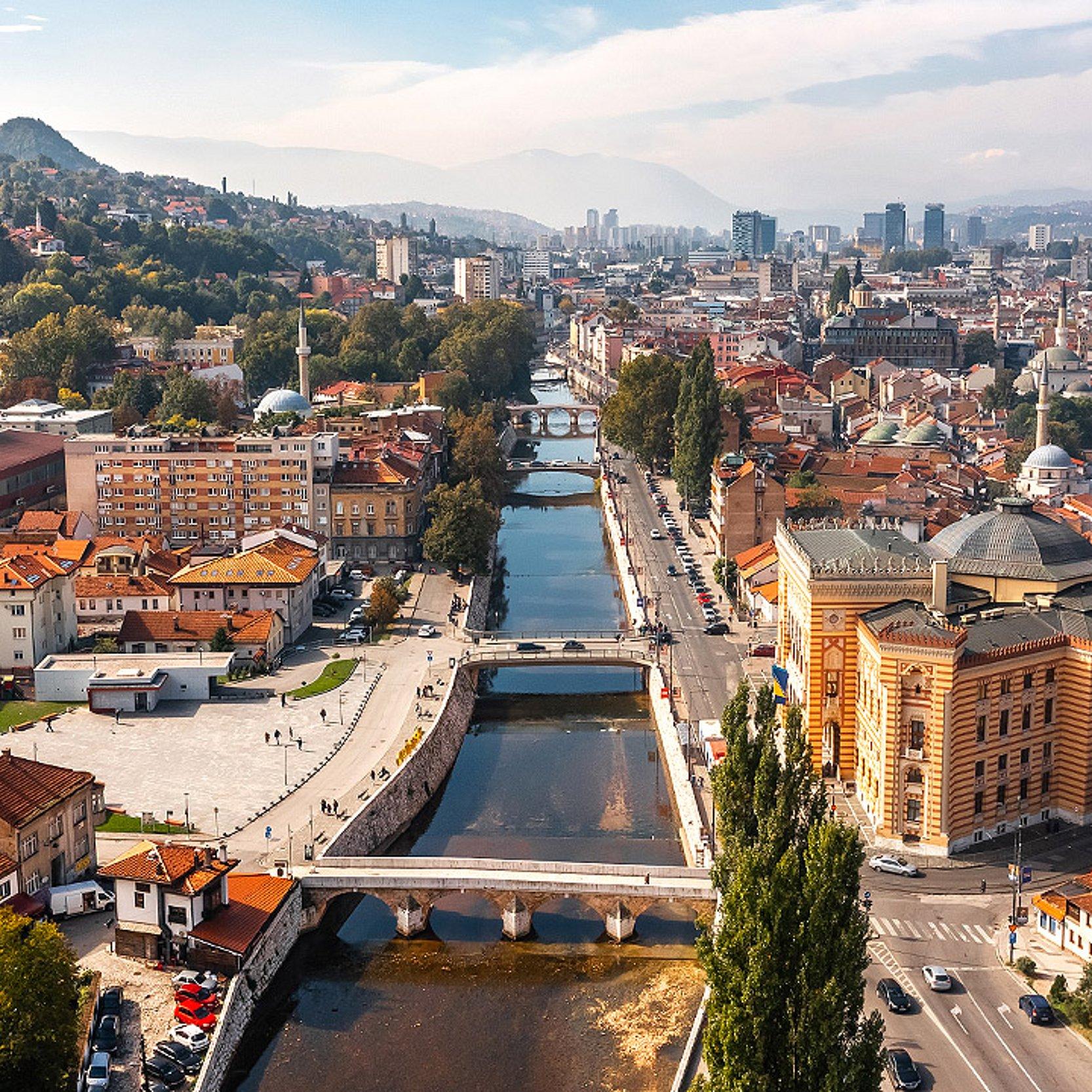 Sarajevo Stadtansicht von Sarajevo mit mehreren Brücken über einen Fluss