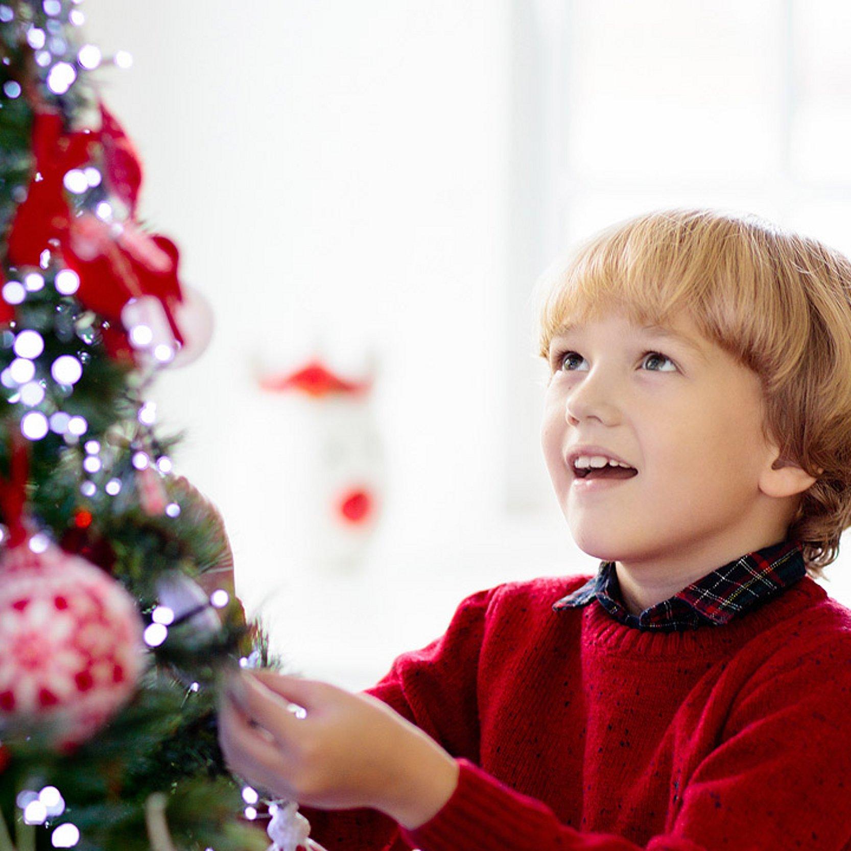 Weihnachtsbaum Weihnachtsbaum und staunendes Kind