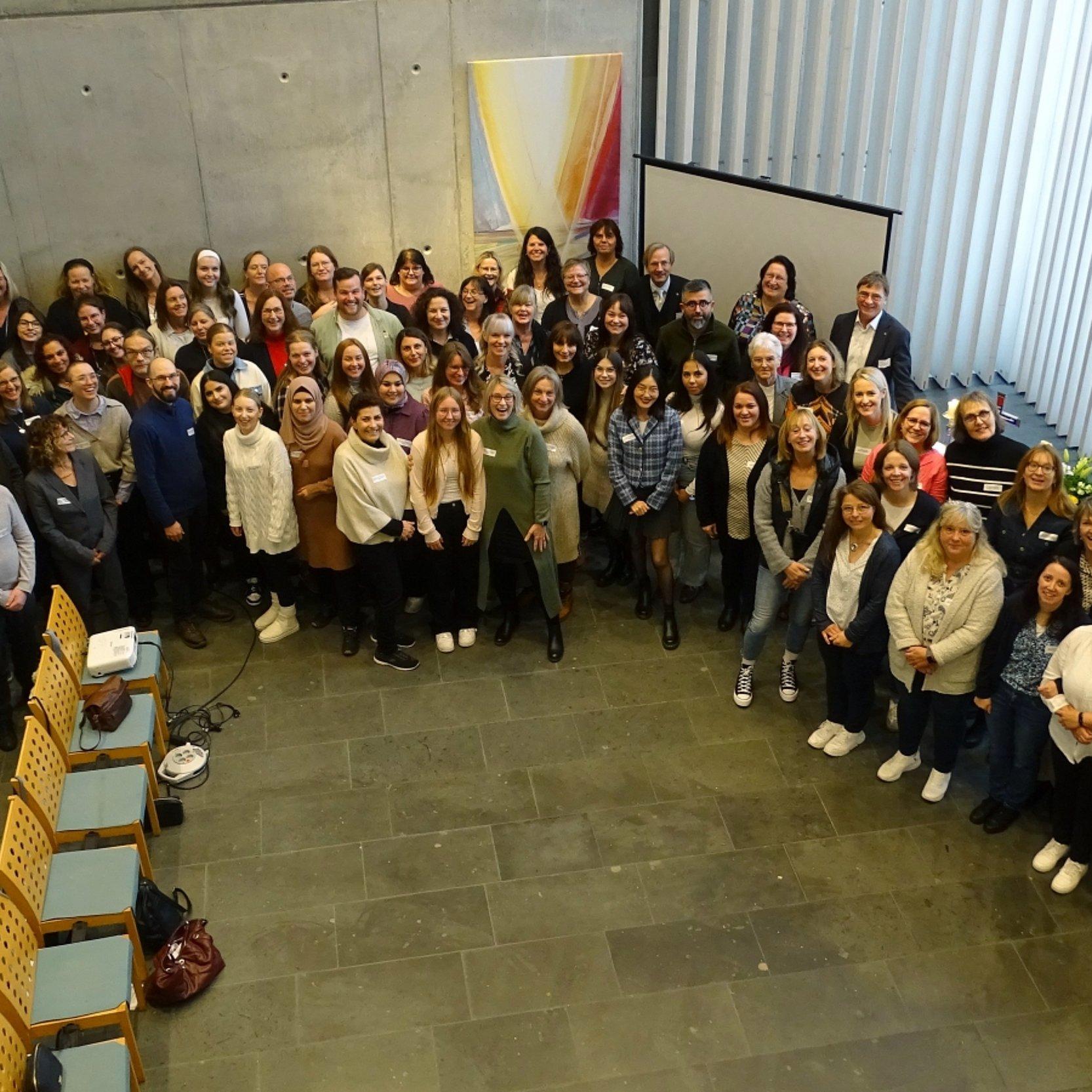 Guetesiegel Verleihung Kita EKHN 2024 Gruppenbild von den Anwesenden