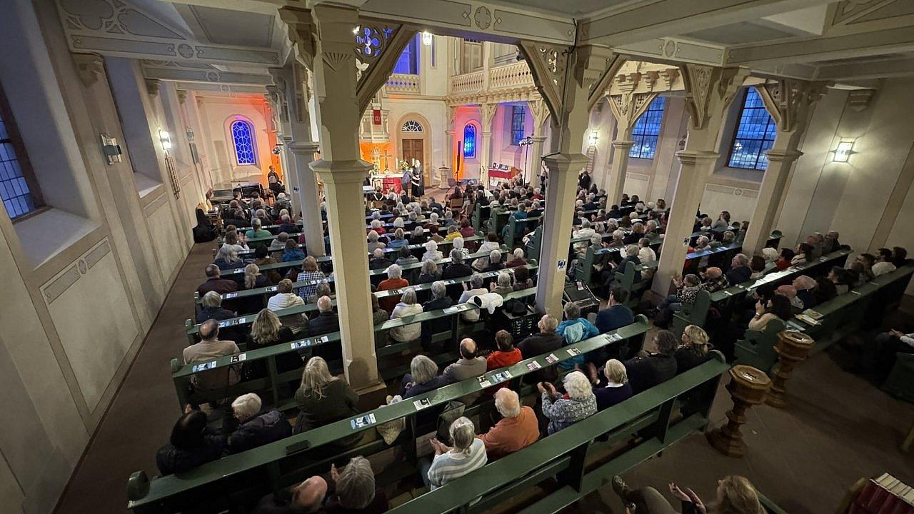 Bittlinger Entpflichtung 2025 Kirche Blick von der Empore ins vollbesetzte Kirchenschiff