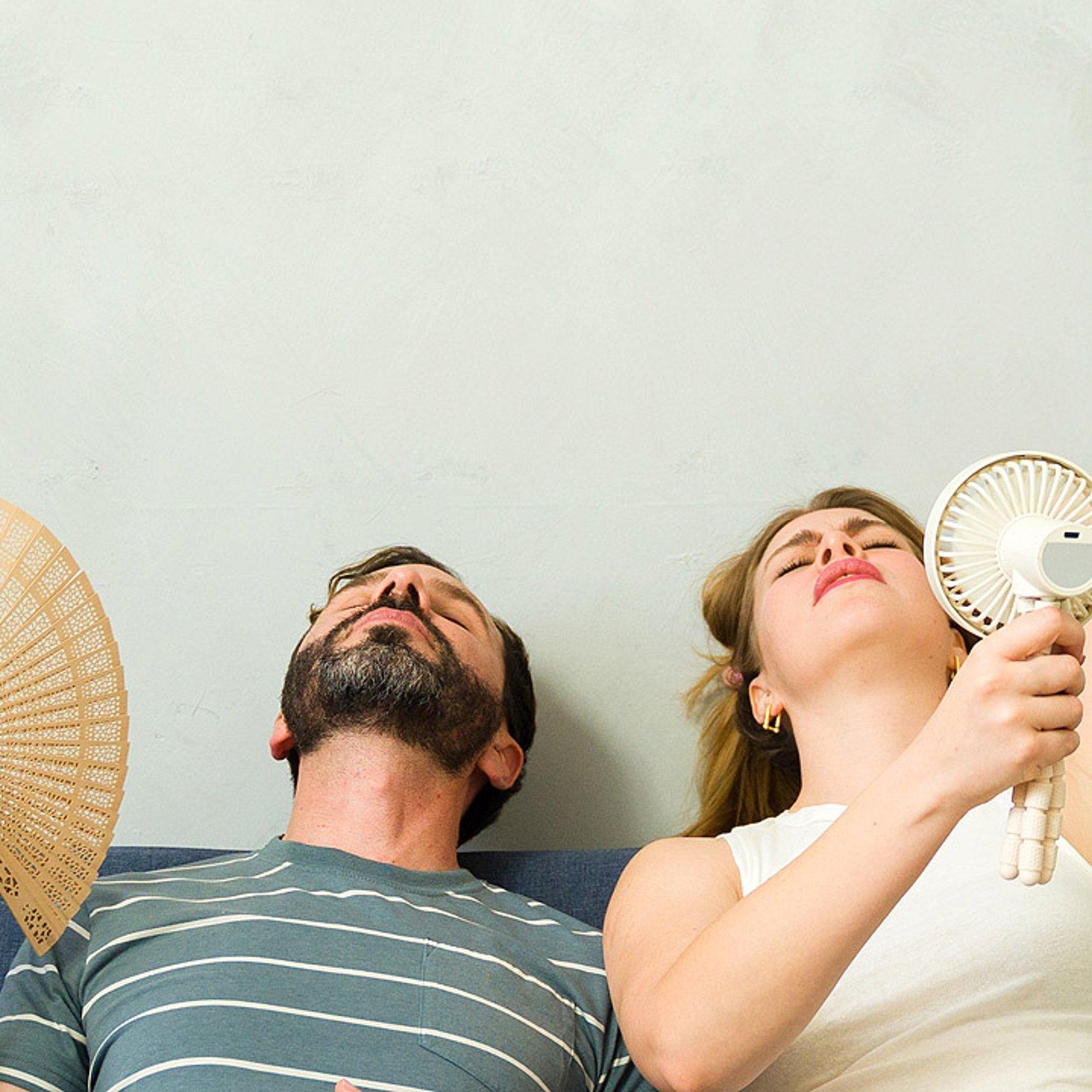 Dringend benötigt: Abkühlung Ein erschöpftes Pärchen, dass sich Luft zufächelt