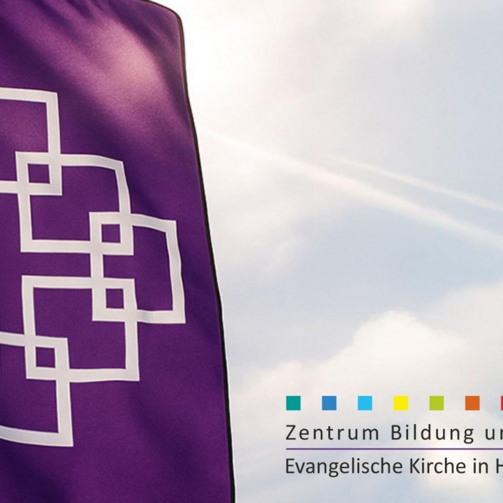 Zentrum Bildung und Gesellschaft Lila Fahne mit weißem, geometrischem Facettenkreuz vor hellem Himmel; rechts das Logo „Zentrum Bildung und Gesellschaft – Evangelische Kirche in Hessen und Nassau“ mit farbigen Quadraten.