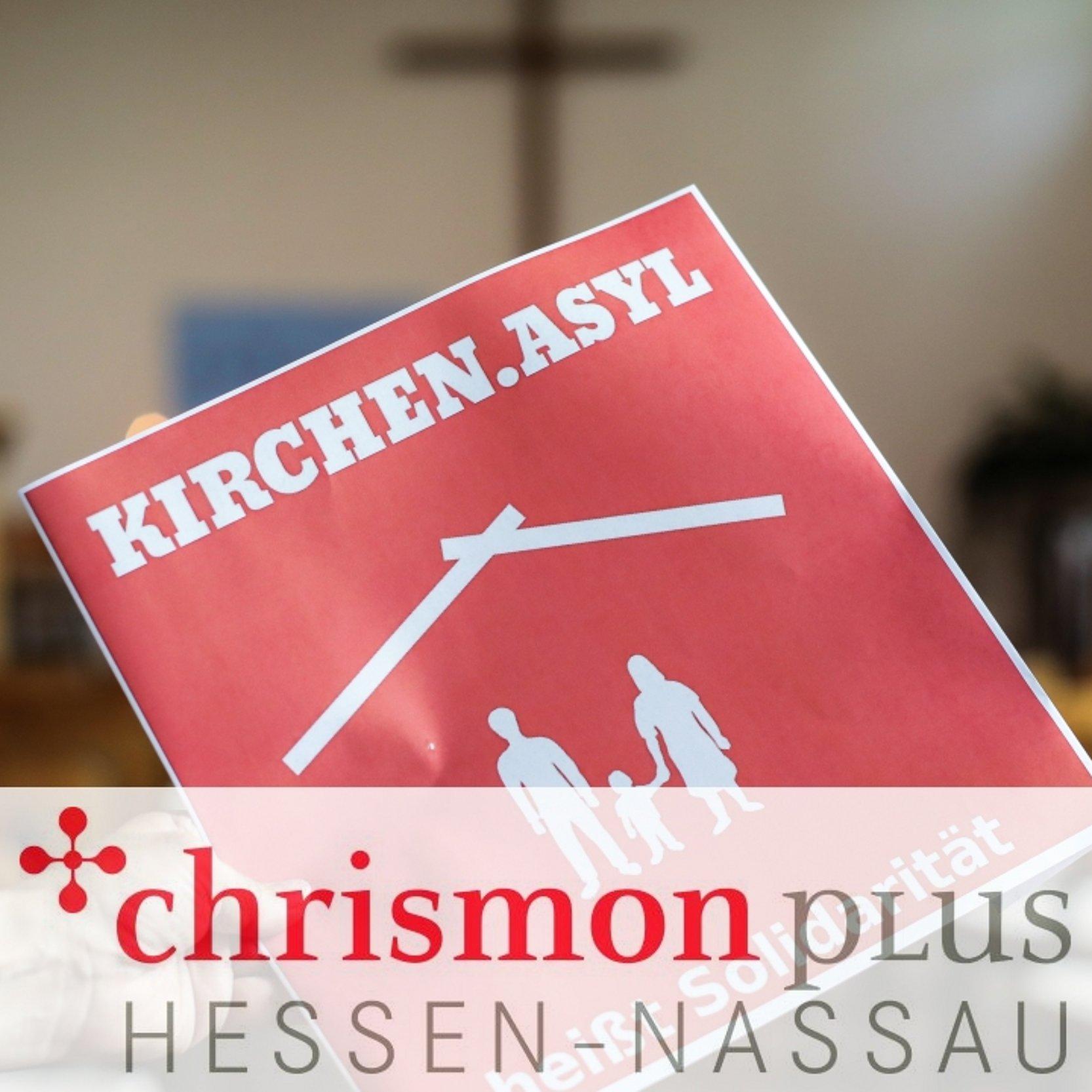 chrismon plus Hessen -Nassau 2024_Dez Kirchenasyl Blick auf einen Flyer mit der Aufschrift "Kirchen.Asyl heßt Solidarität"