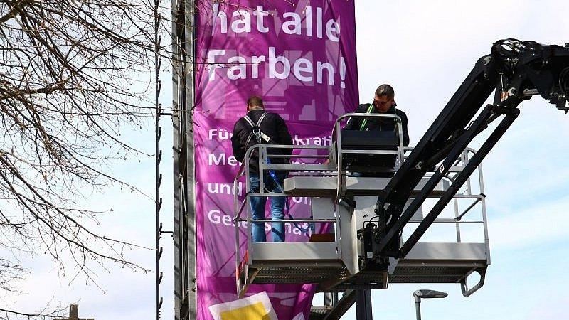 Unser Kreuz Ober-Erlenbach Zwei Monteure auf der Hebebühne