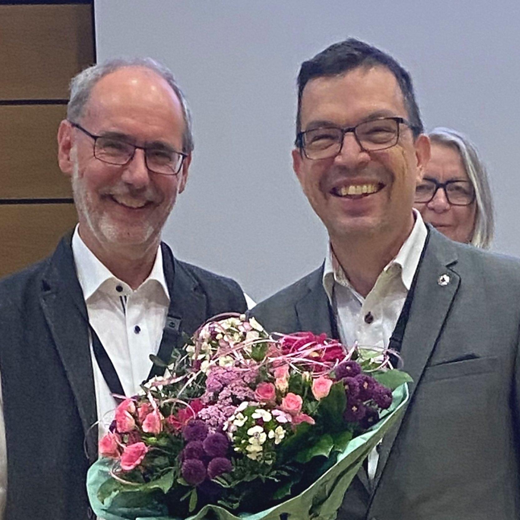 Franke-Coulbeaut zum Dekan gewählt Arras und Franke-Coulbeaut mit Blumenstrauß