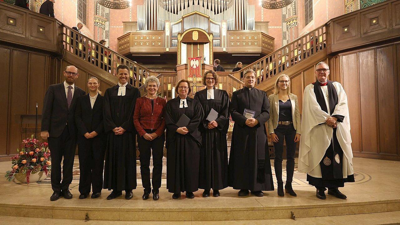 Akteure Reformationsgottesdienst Wiesbaden 2025 Gruppenfoto im Altarraum der Lutherkirche Wiesbaden