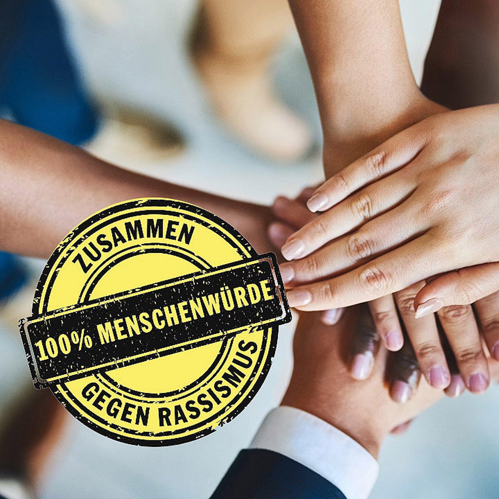 Internationale Wochen gegen Rassismus Menschen unterschiedlicher Hautfarbe legen ihren Hände übereinander