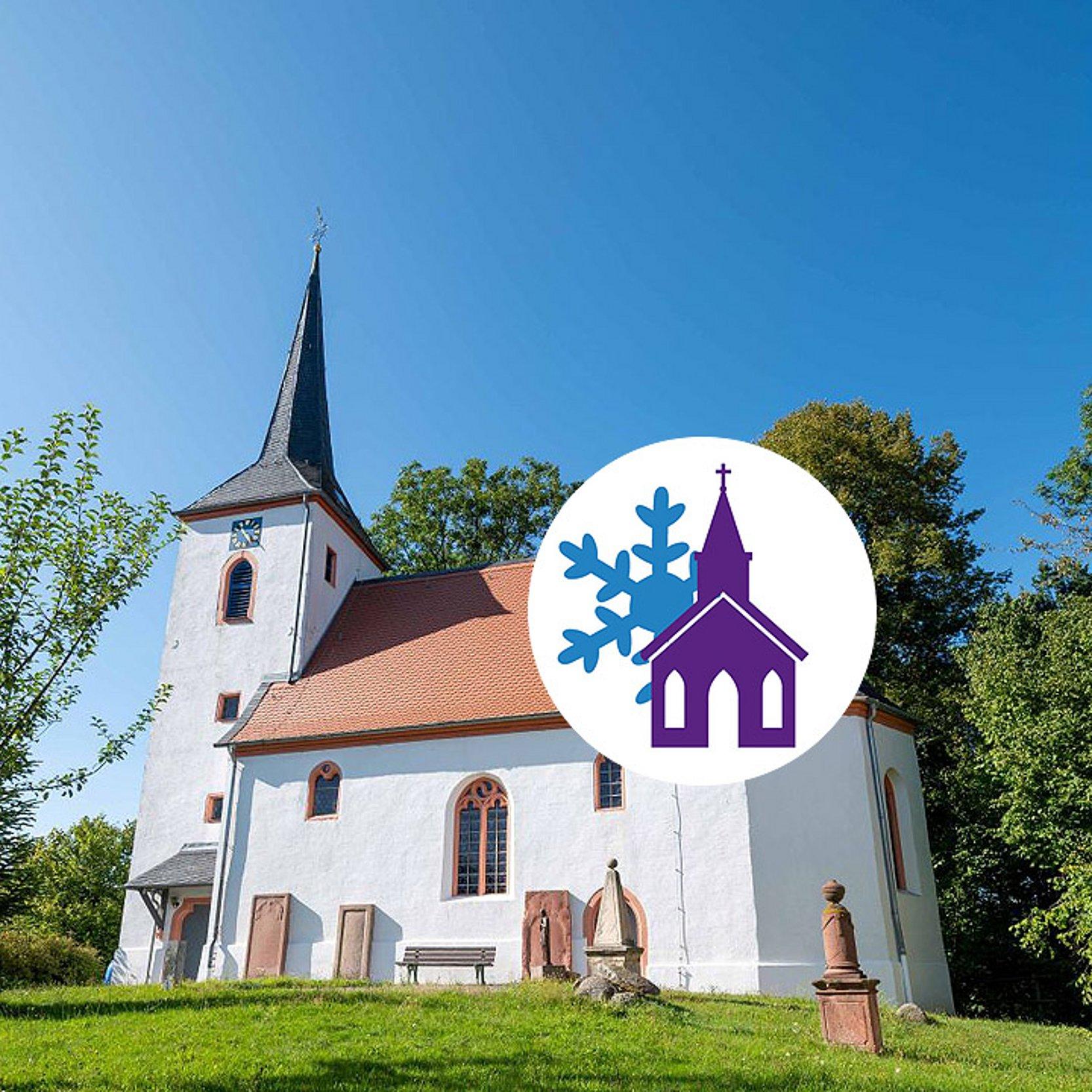 Kühle Kirche Kirche in grüner Natur mit Hinweis auf kühle Kirche