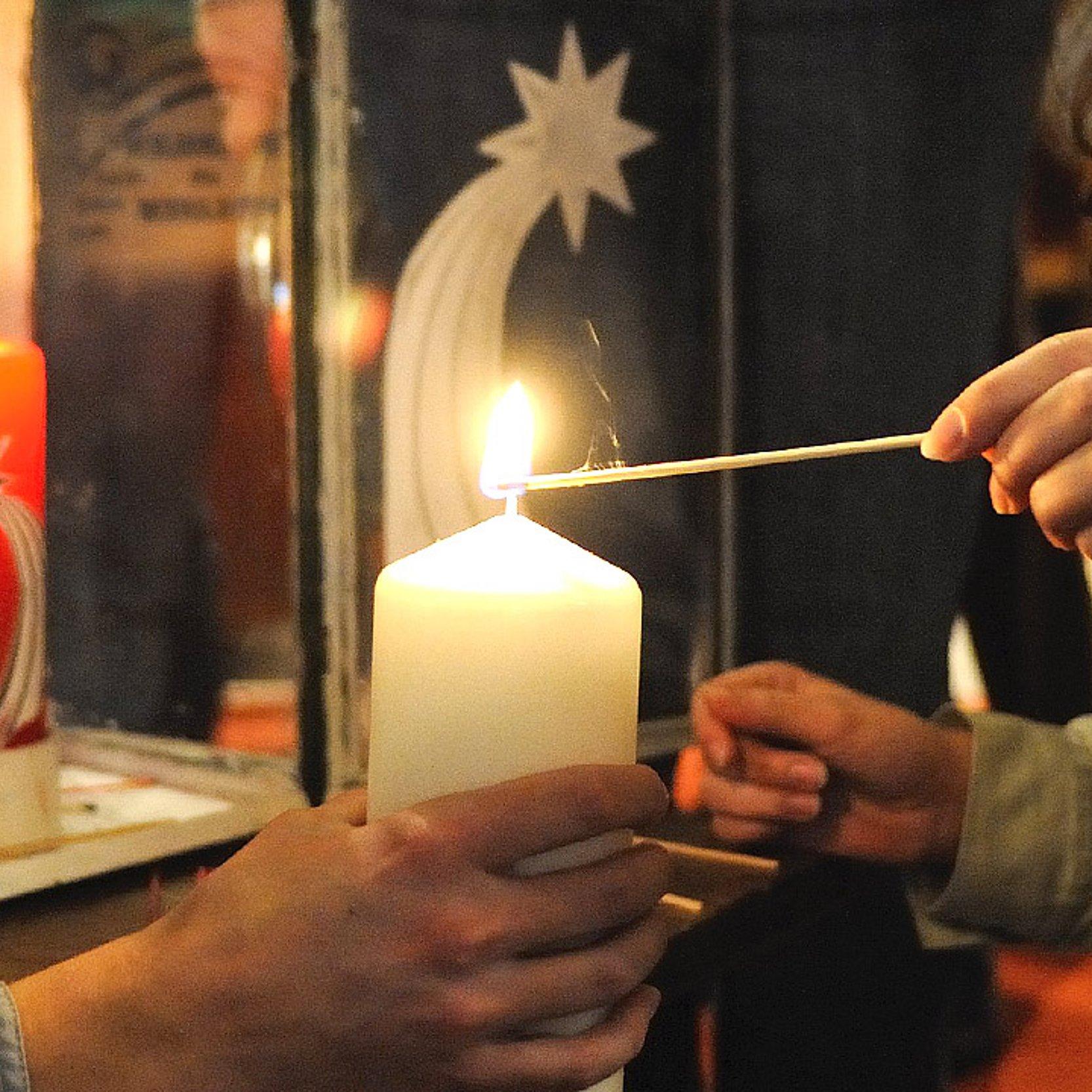 Friedenslicht Eine Kerze wird entzündet