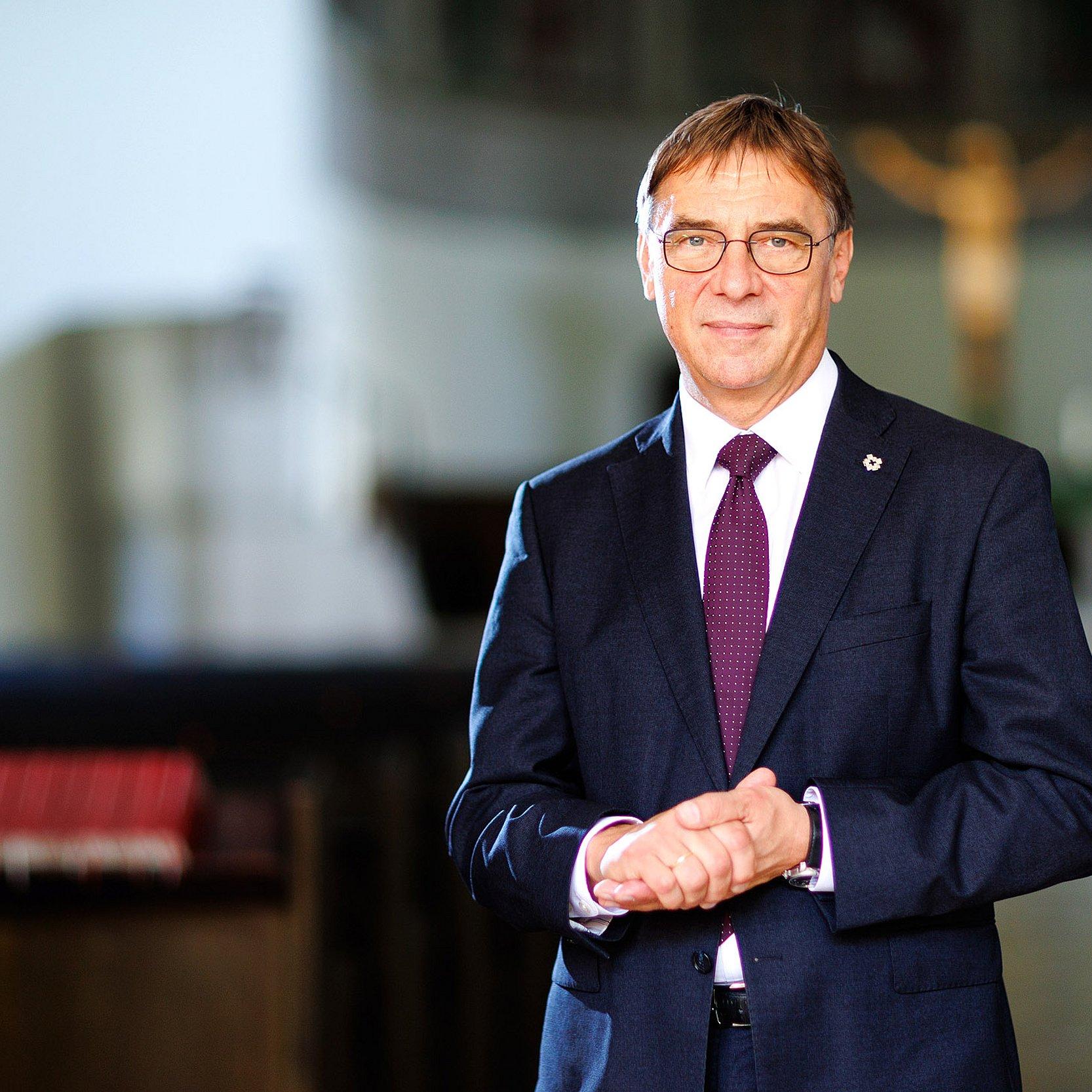 Kirchenpräsident Volker Jung Kirchenpräsident Volker Jung