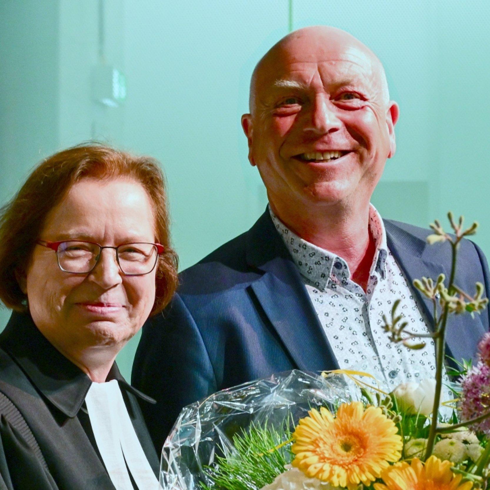 Ulrike Scherf und Wolfgang Wendel Doppelportrait mit Blumenstrauß