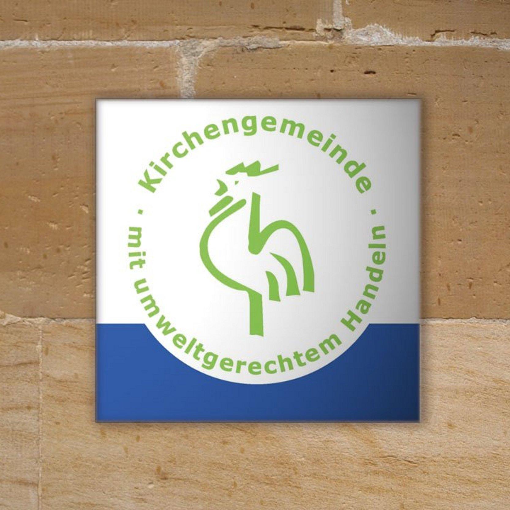 Plakette Grüner Hahn Eine Plakette mit einem gezeichneten Hahn ist an einer Mauer angebracht.