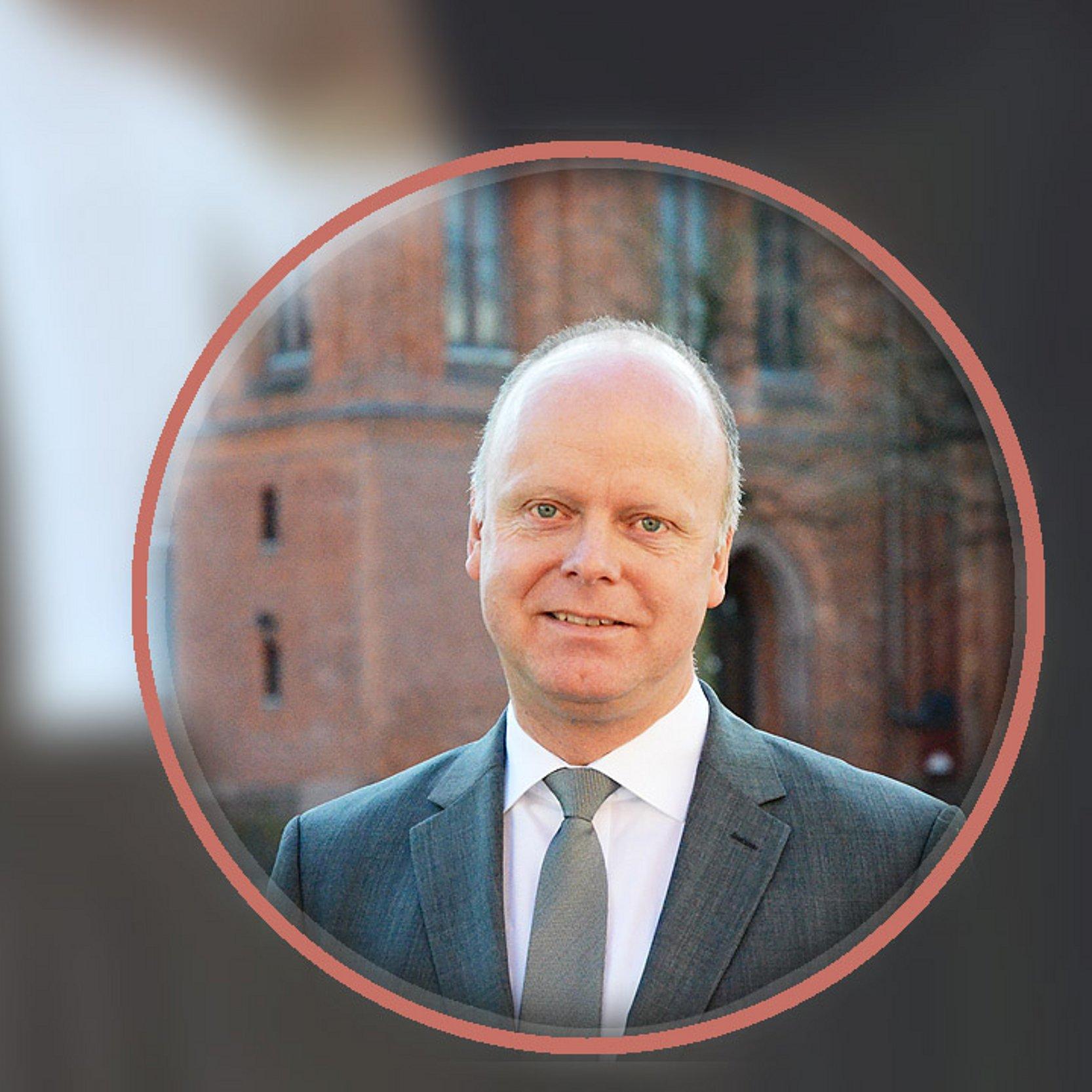 Propst Oliver Albrecht Oliver Albrecht, im Hintergrund ein Talar