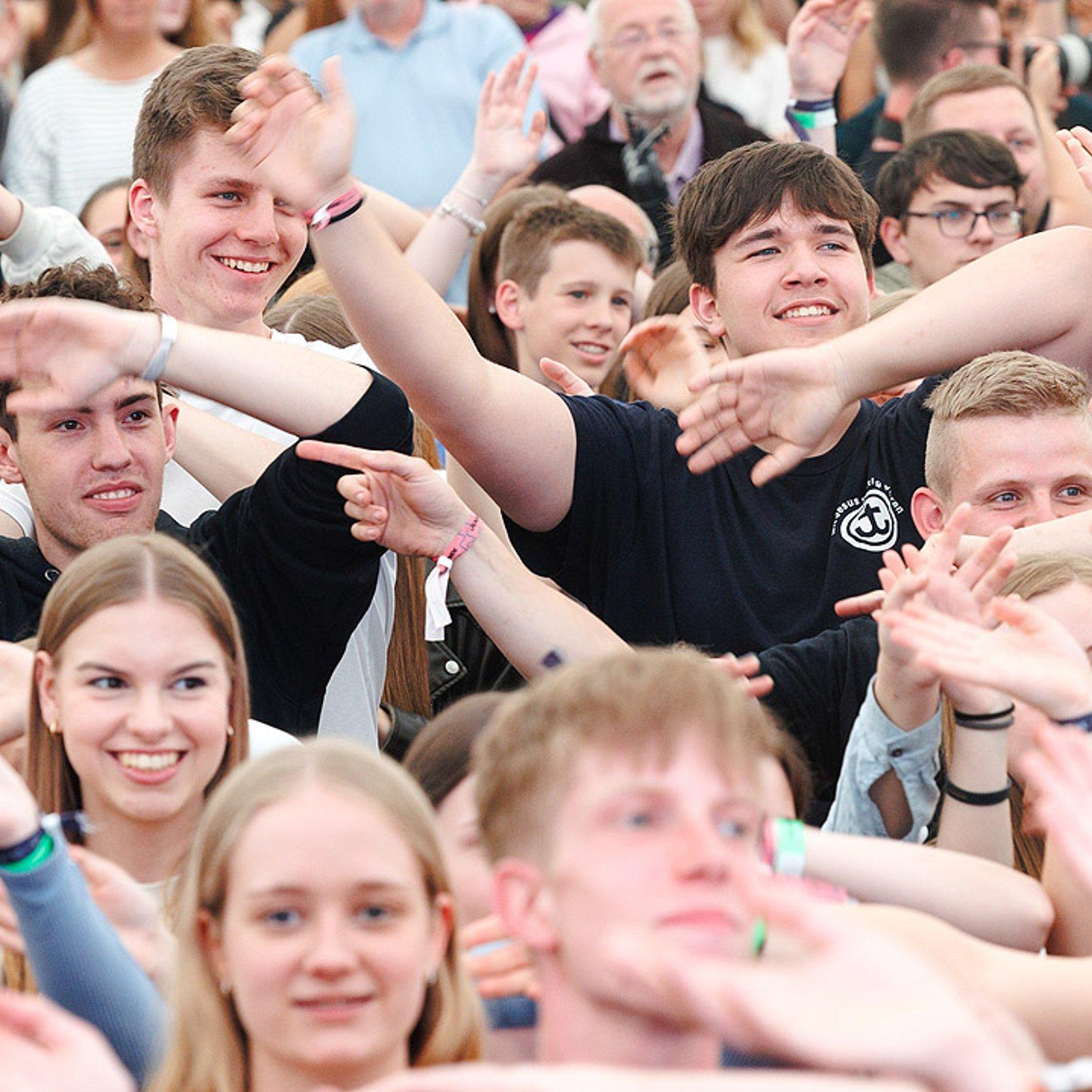 Jugendkirchentag Viele jubelnde Jugendliche