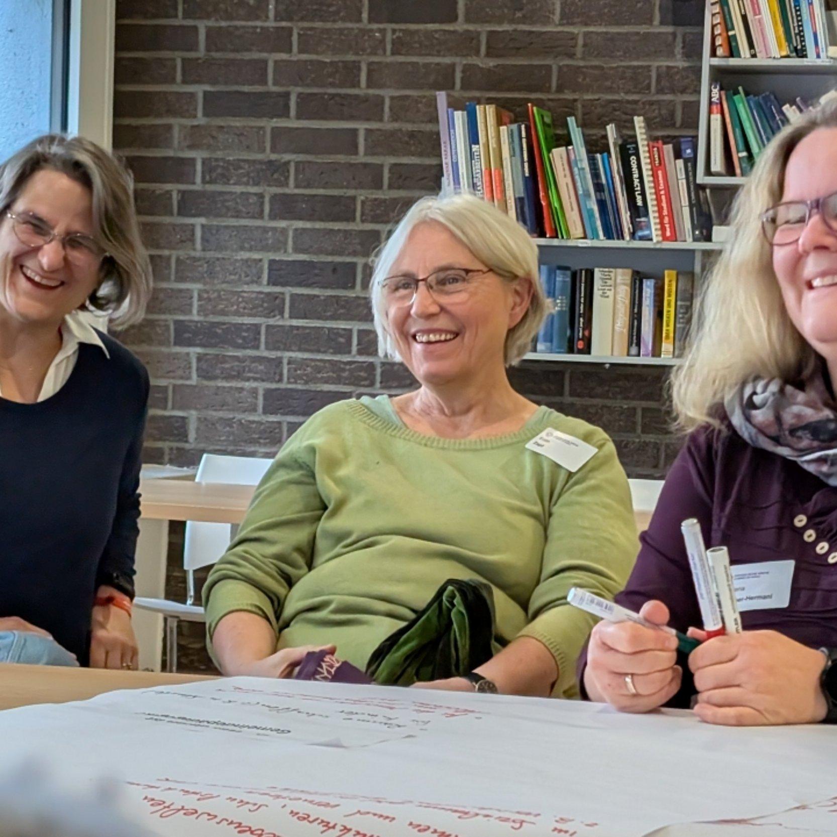 Gesamtkongress des Gemeindepädagogischen Dienstes 2025 Fachgruppe Drei Frauen sitzen beieinander mit Flipchart-Papier