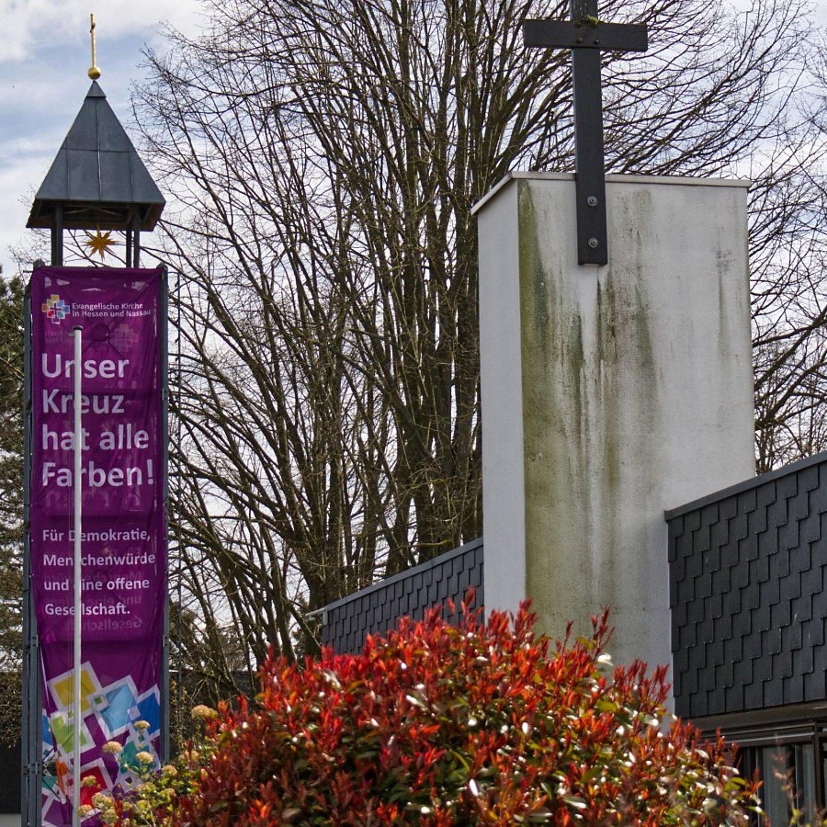 Aktion Unser Kreuz Ober-Erlenbach Am Glockenturm hängt das Banner, so lang, wie der Glockenturm hoch ist.