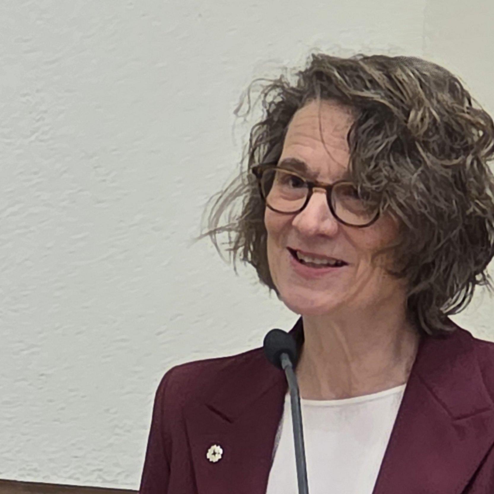 Antrittsvorlesung Tietz 2026 Portraitfoto am Rednerpult