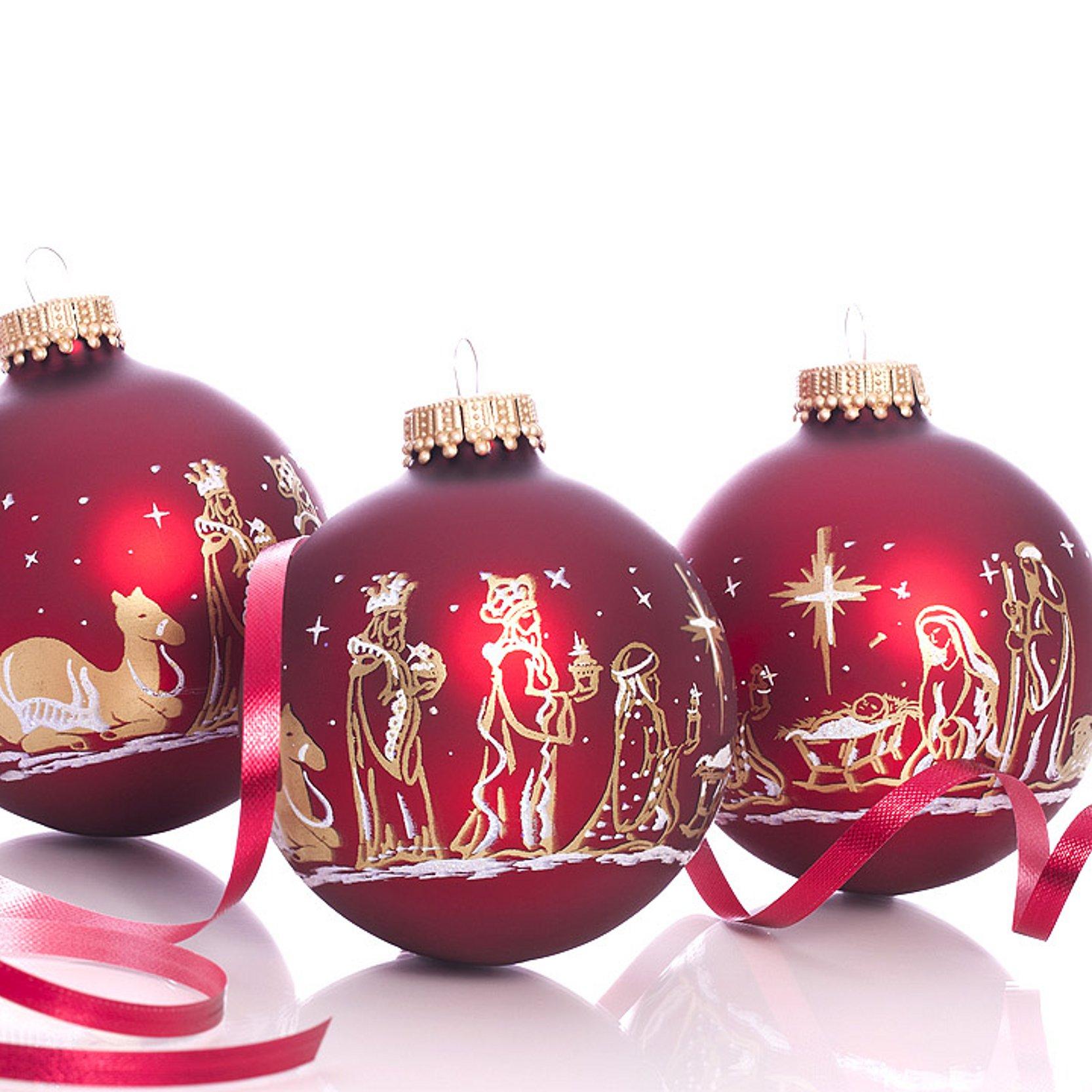 Weihnachtskugeln mit Szenen der Weihnachtsgeschichte Rote Weihnachtskugeln mit Szenen der Weihnachtsgeschichte