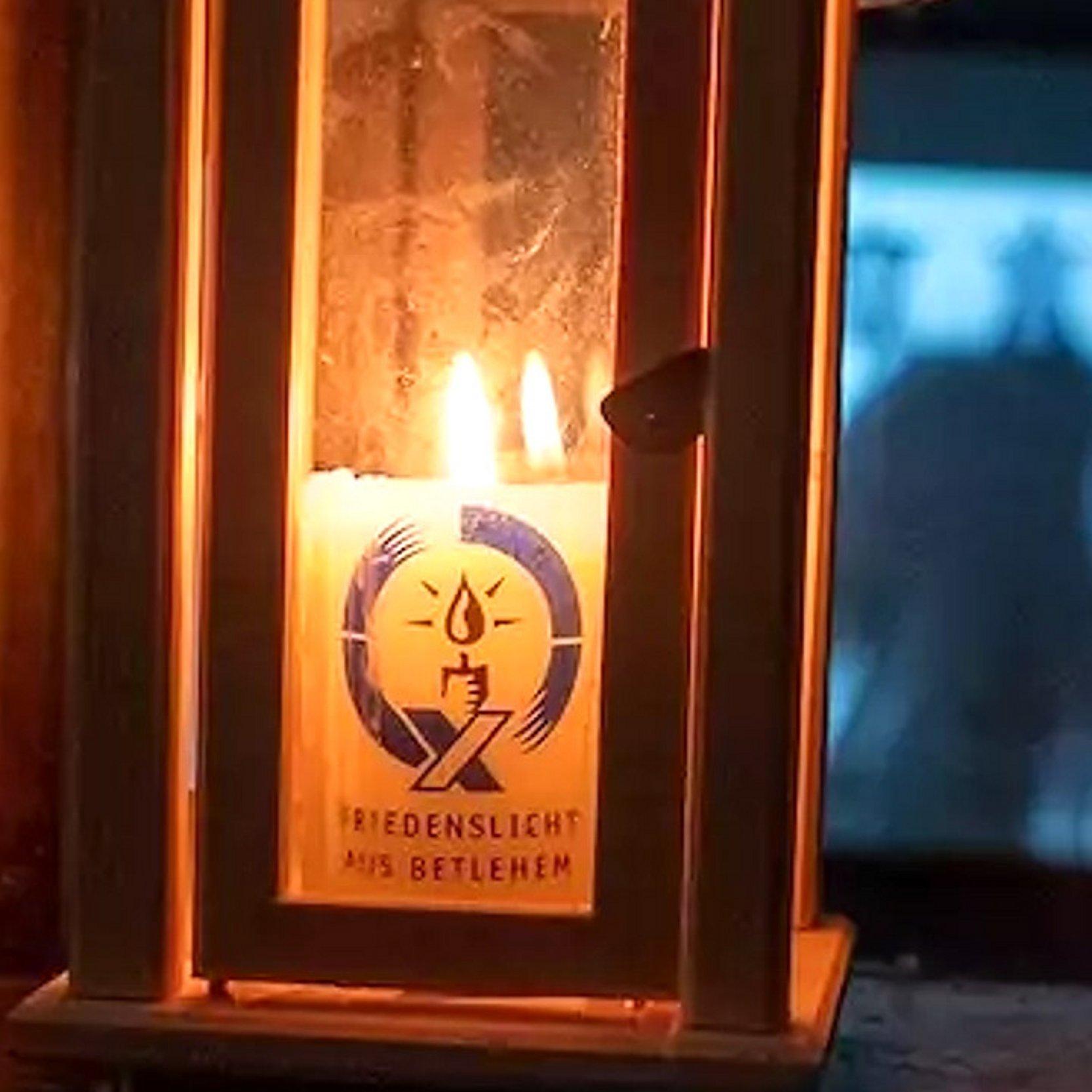 Friedenslicht Friedenslicht in einer Laterne auf einem Fensterbrett