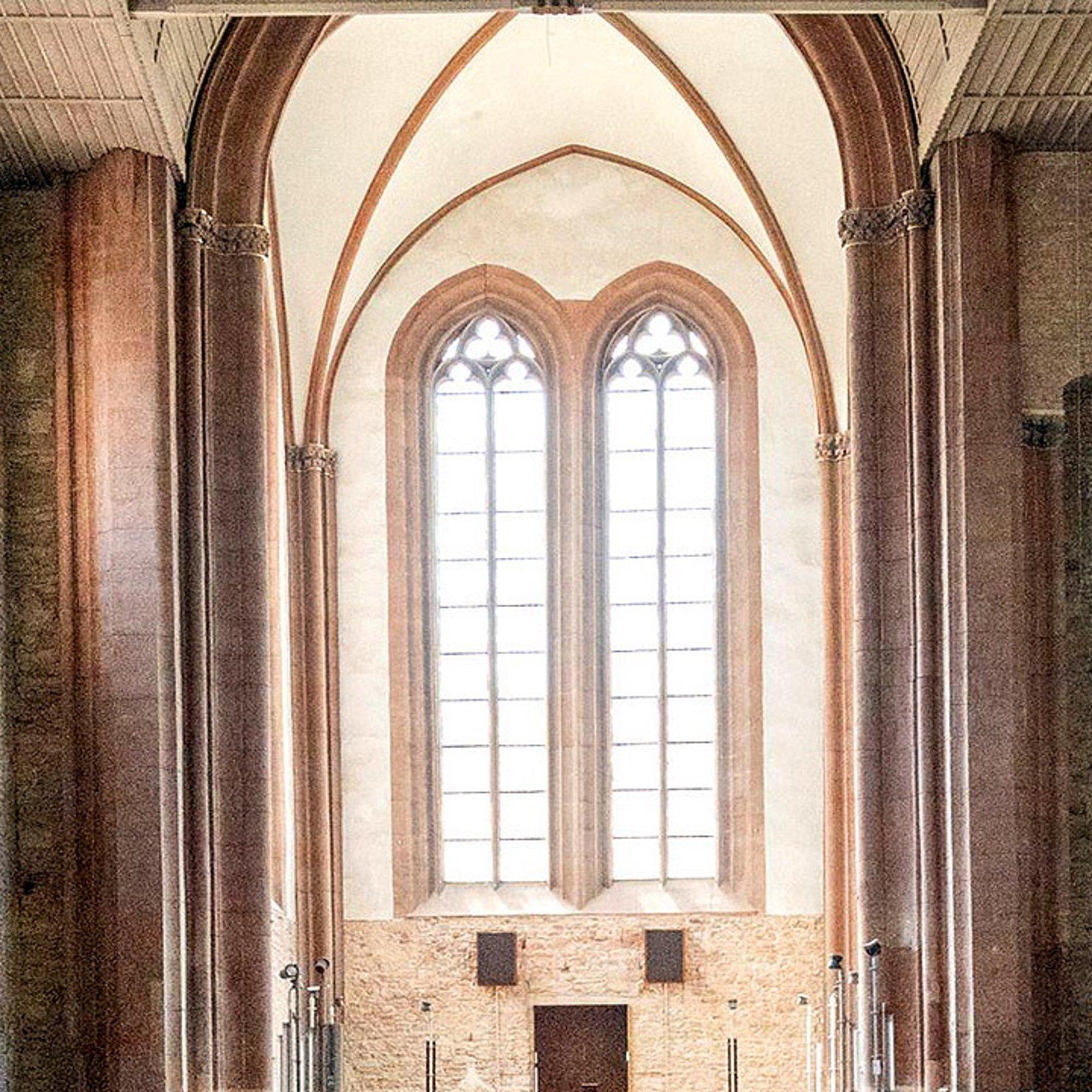 St. Johannis in Mainz Blick auf Kirchenfenster im Innenraum einer Kirche