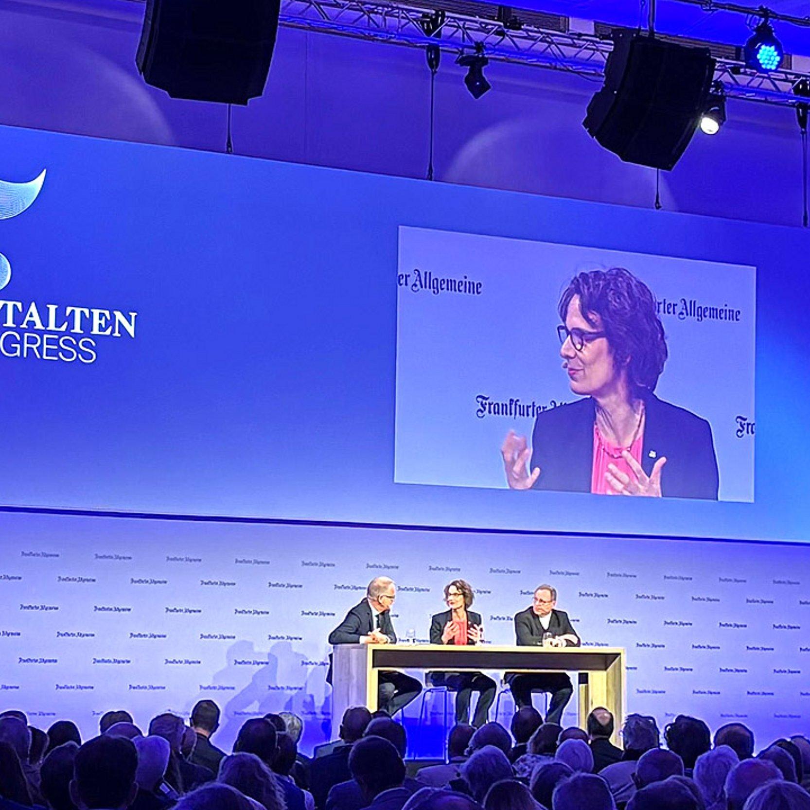 Christiane Tietz  Bühne mit drei Sprechenden